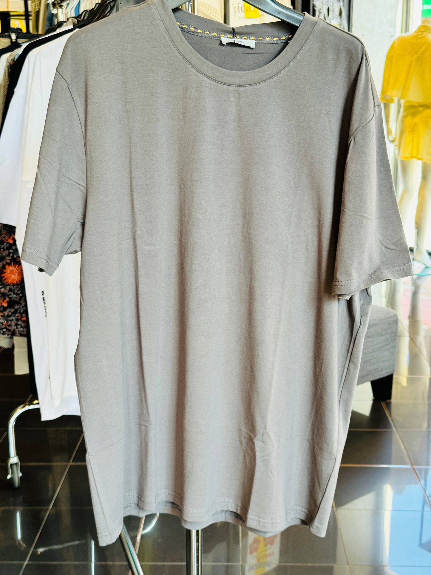 T-shirt grigia basica