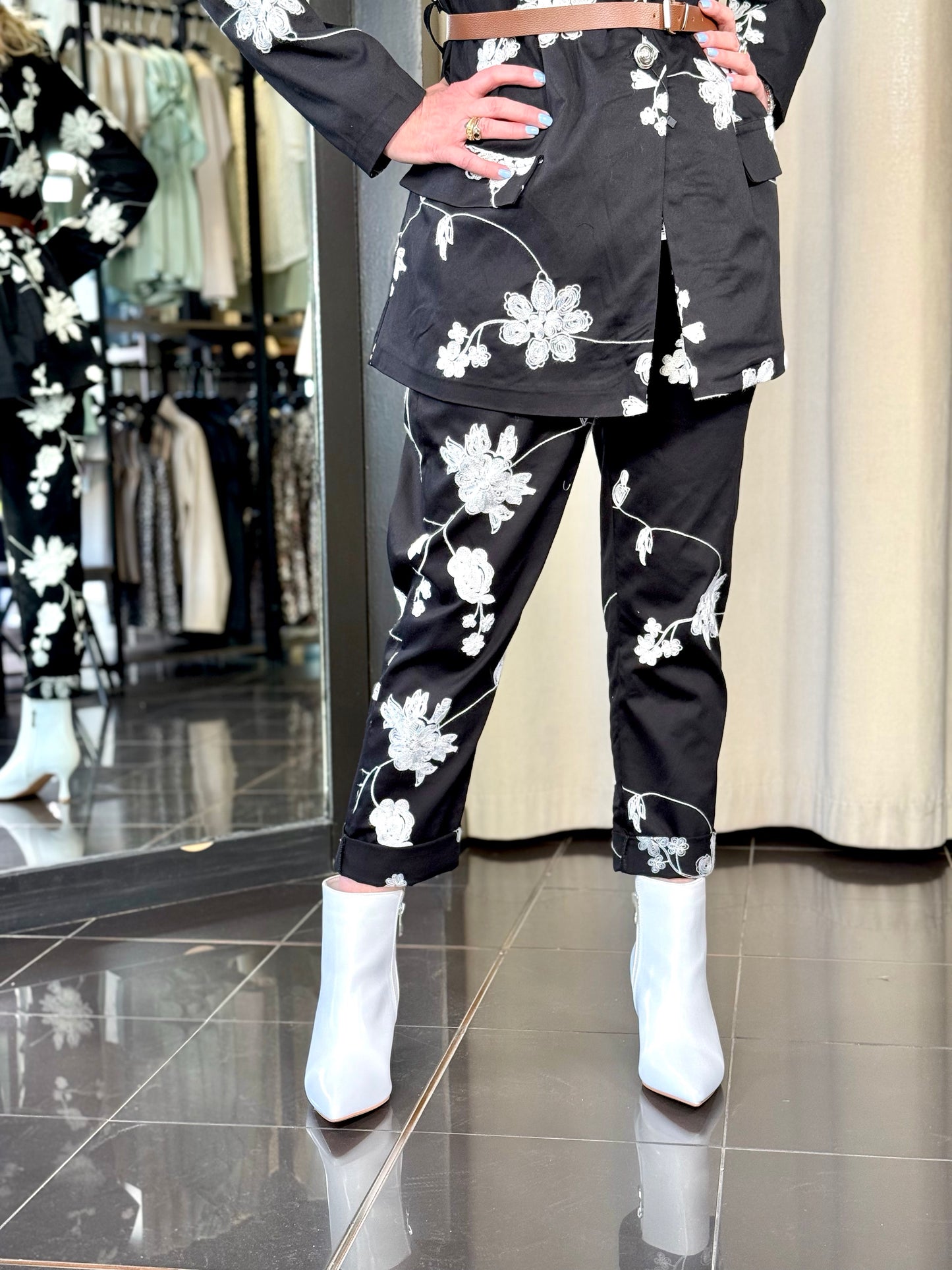 Pantalone Slim nero con fiore ricamato bianco in taglia unica 233