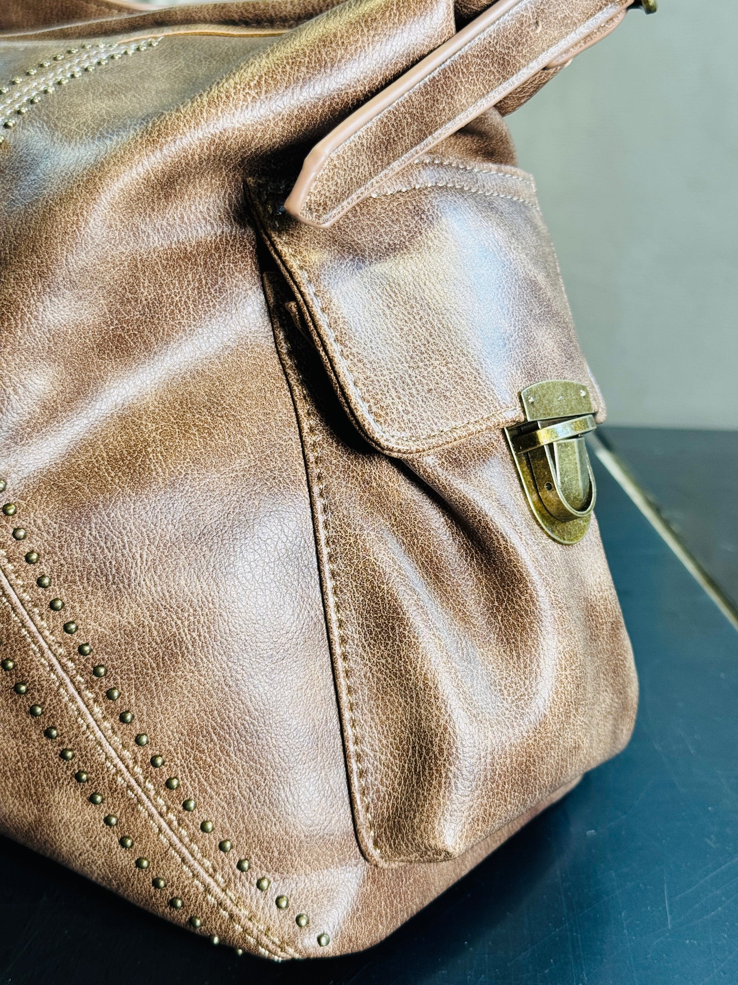 Borsa in similpelle beige con effetto invecchiato e tracolla all’interno 2391