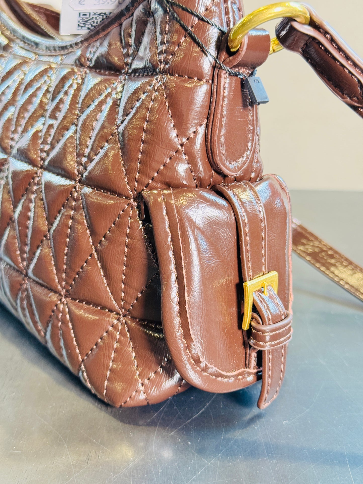 Borsa a spalla in similpelle lucida marrone cioccolato con impunture e tracolla all’interno 2394