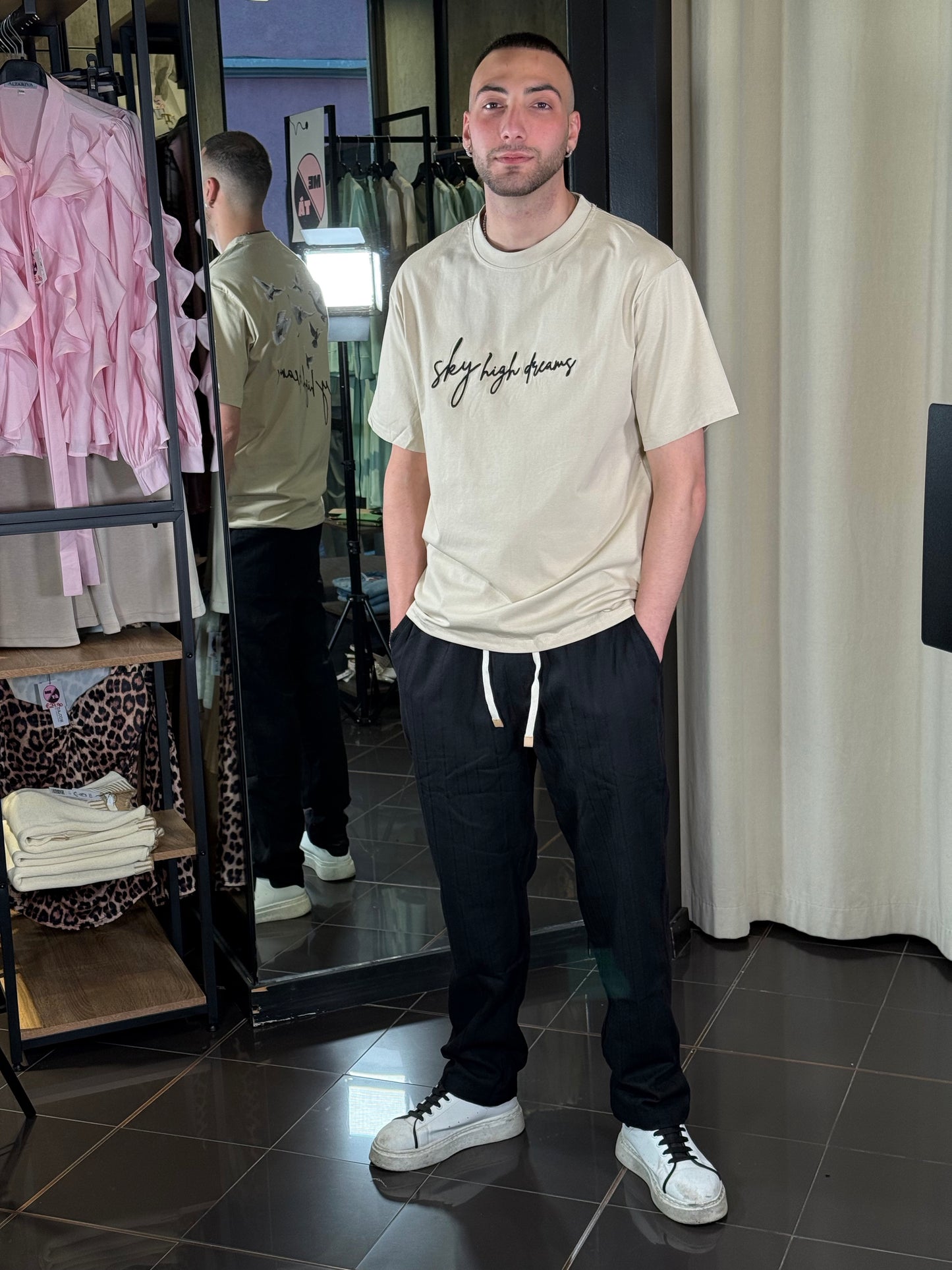 T-shirt beige con scritta ricamata e stampa sul retro 395