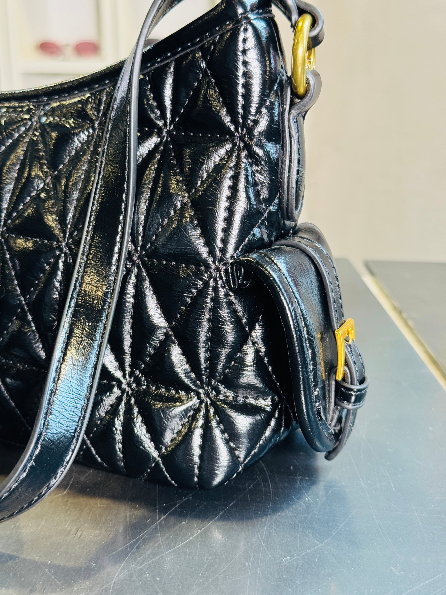 Borsa a spalla in similpelle lucida nera con impunture e tracolla all’interno 2368