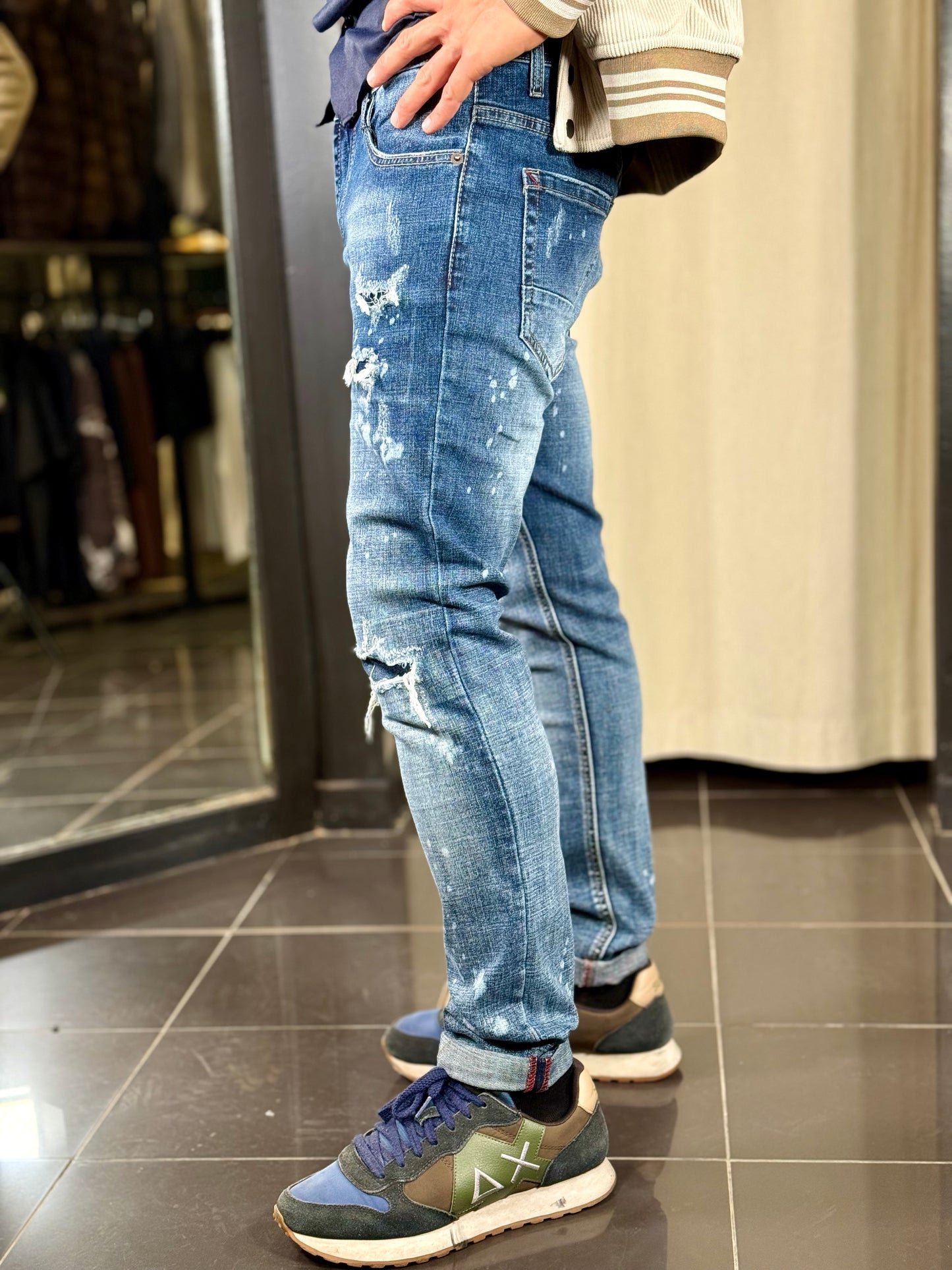 Jeans Slim con strappi 2297