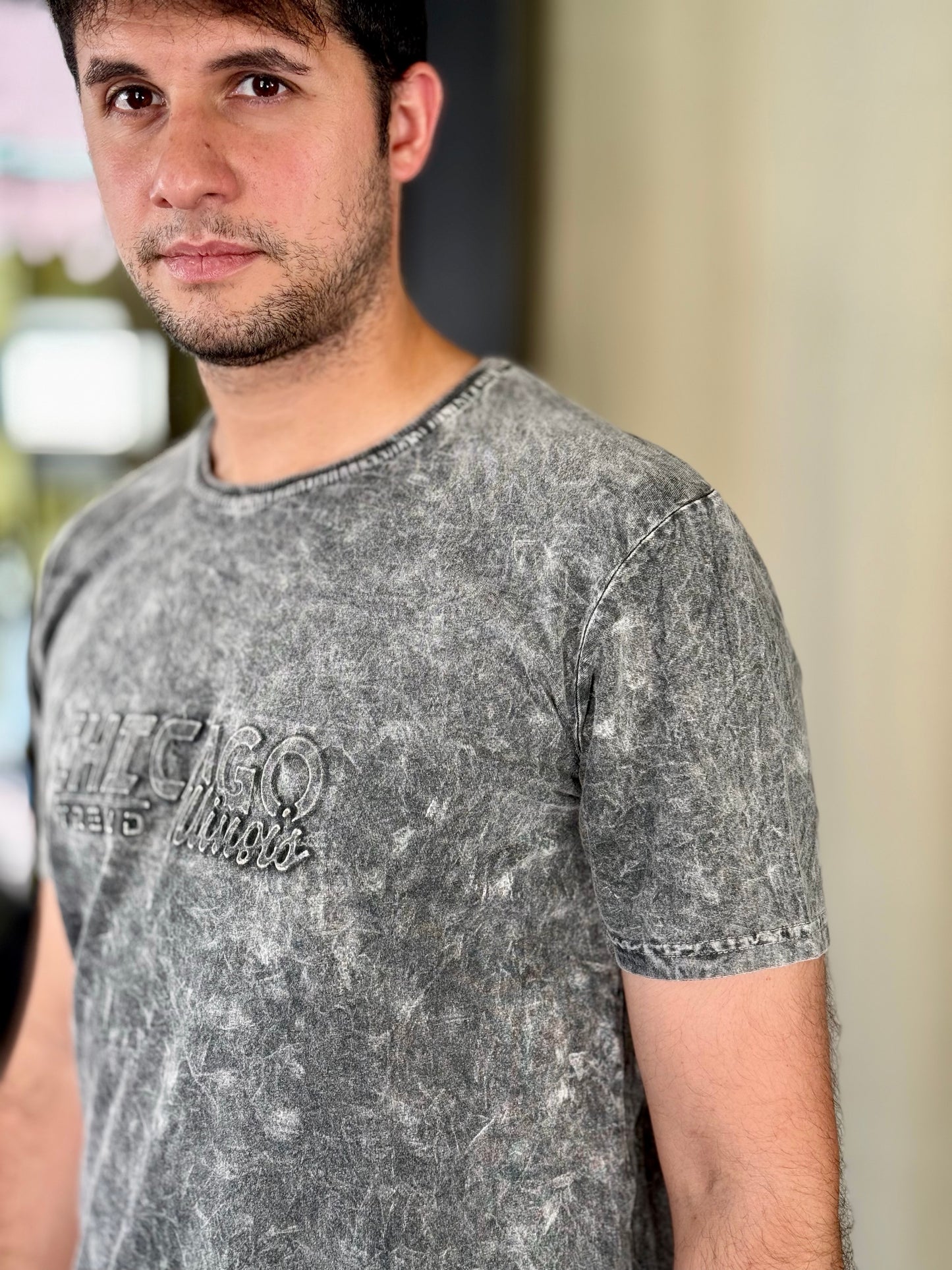 T-shirt grigio con scritta tono su tono 522