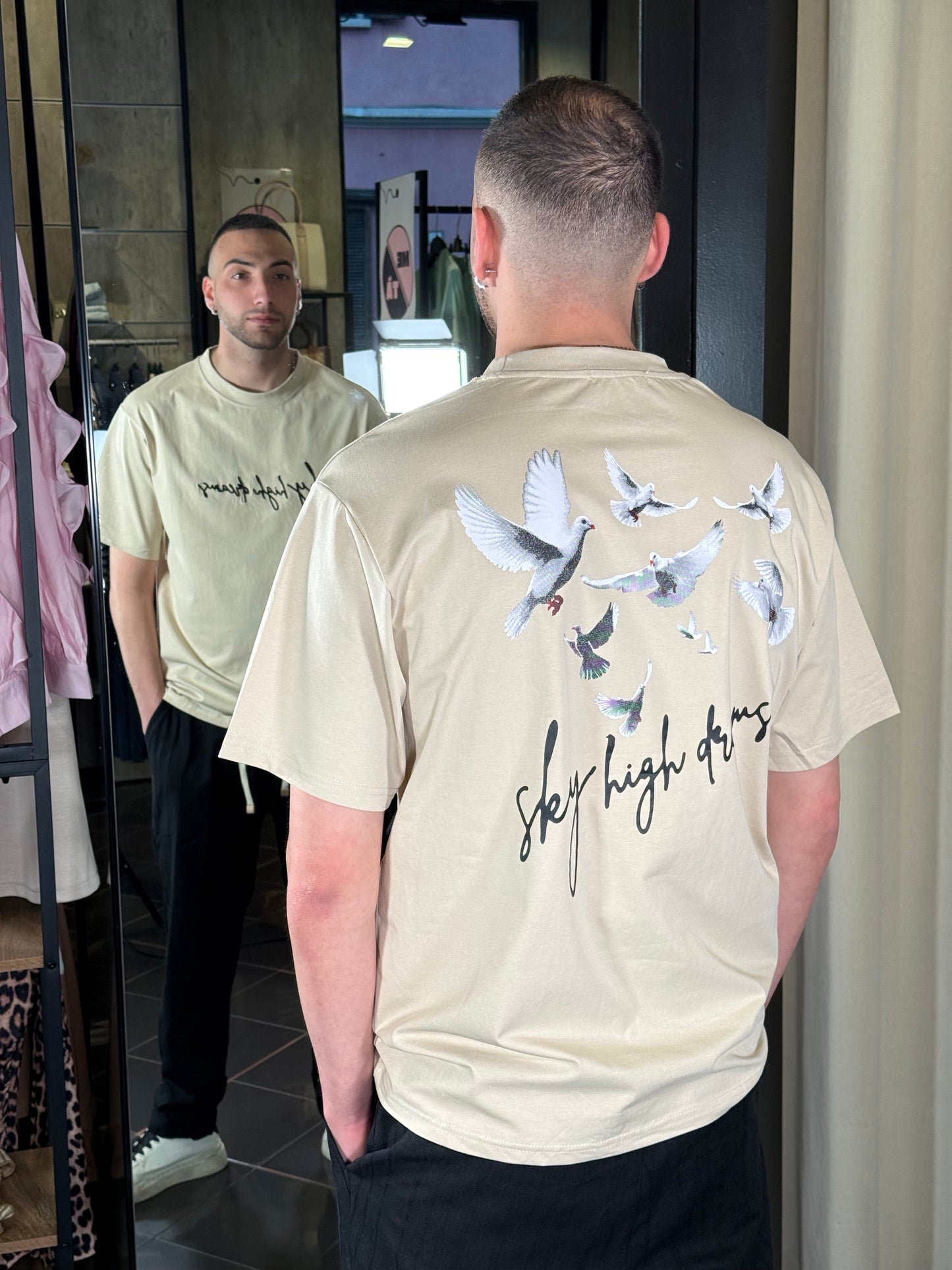T-shirt beige con scritta ricamata e stampa sul retro 395