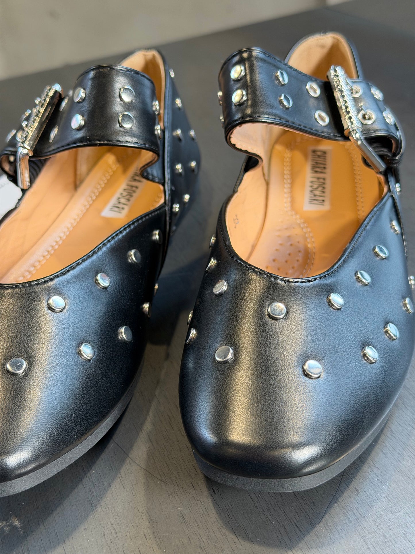 Ballerina nera in similpelle con fibbia e borchie argento 2002