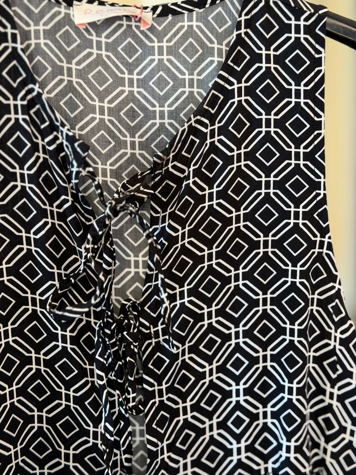 Camicia smanicata in fantasia con laccetti in taglia unica 2882