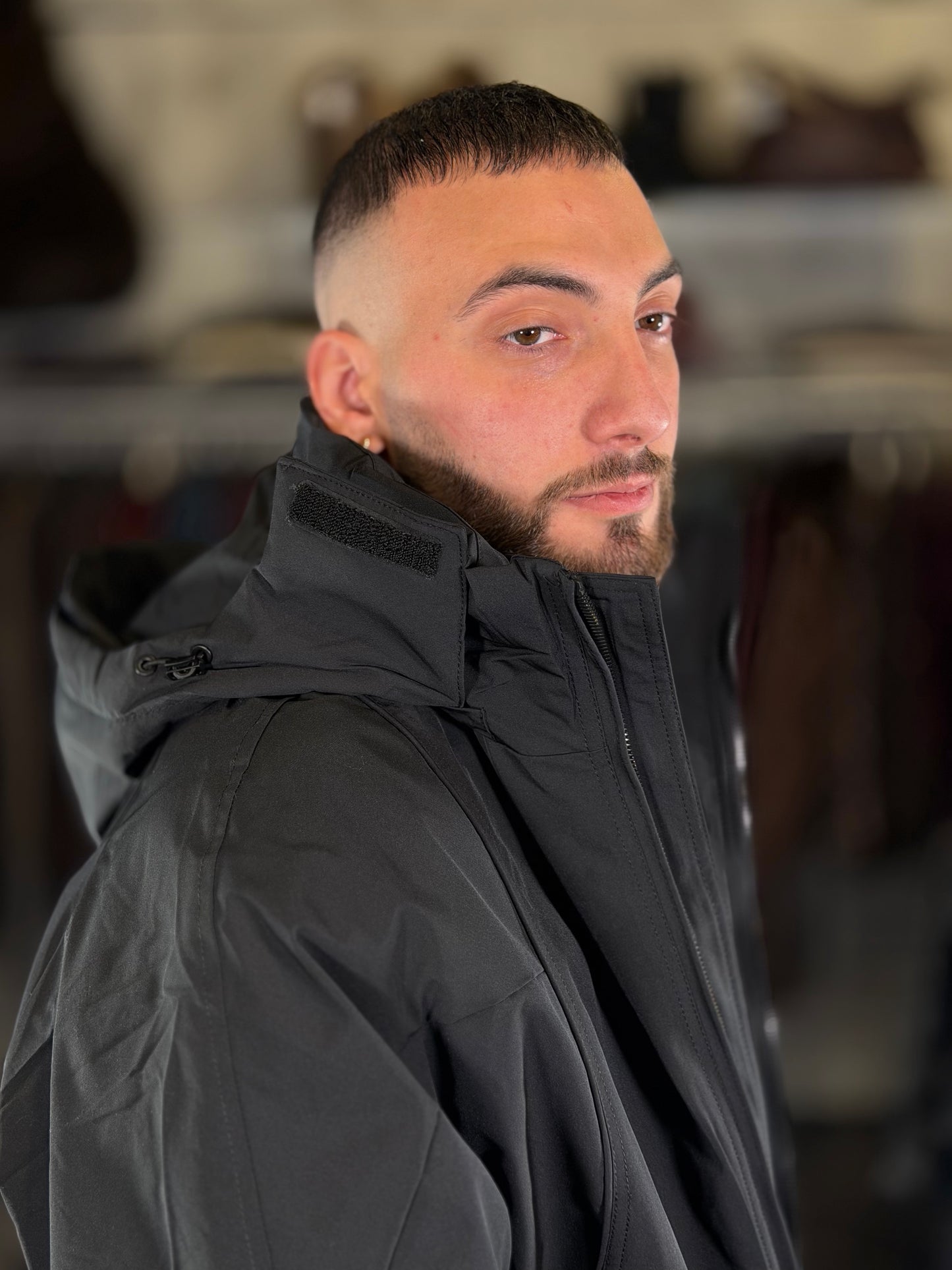 Piumino nero con cappuccio 2485