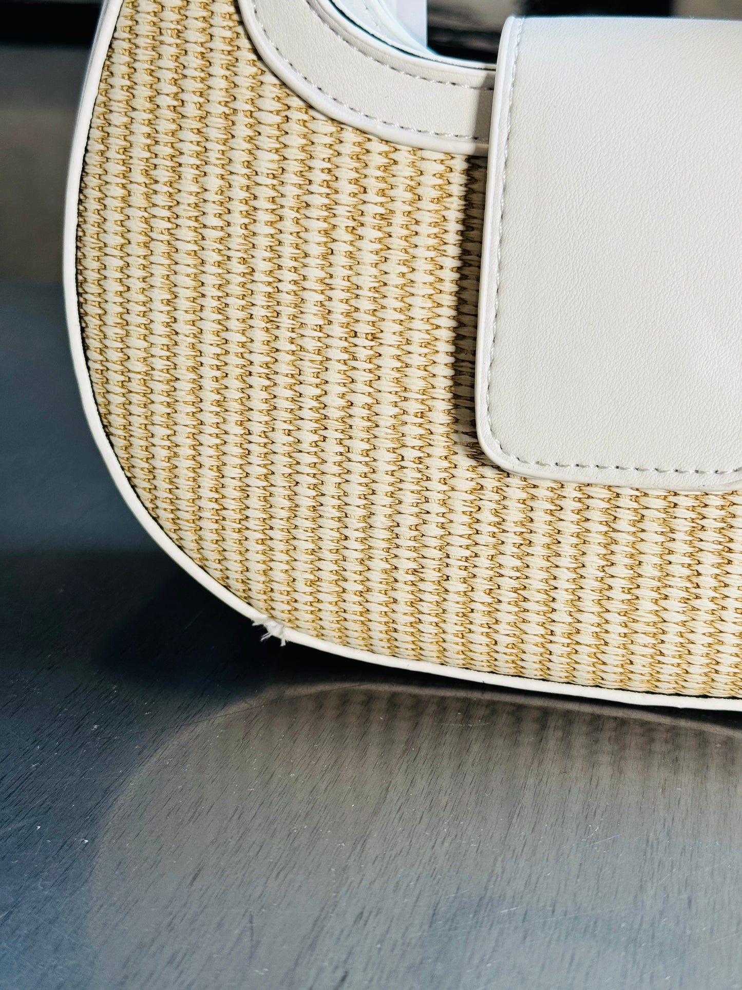 Borsa a spalla con inserto bianca e effetto rafia 274