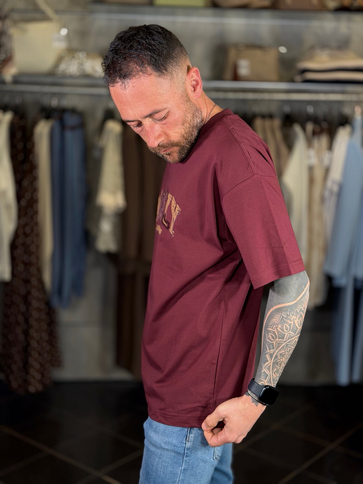 T-shirt oversize bordeaux con scritta beige 2109