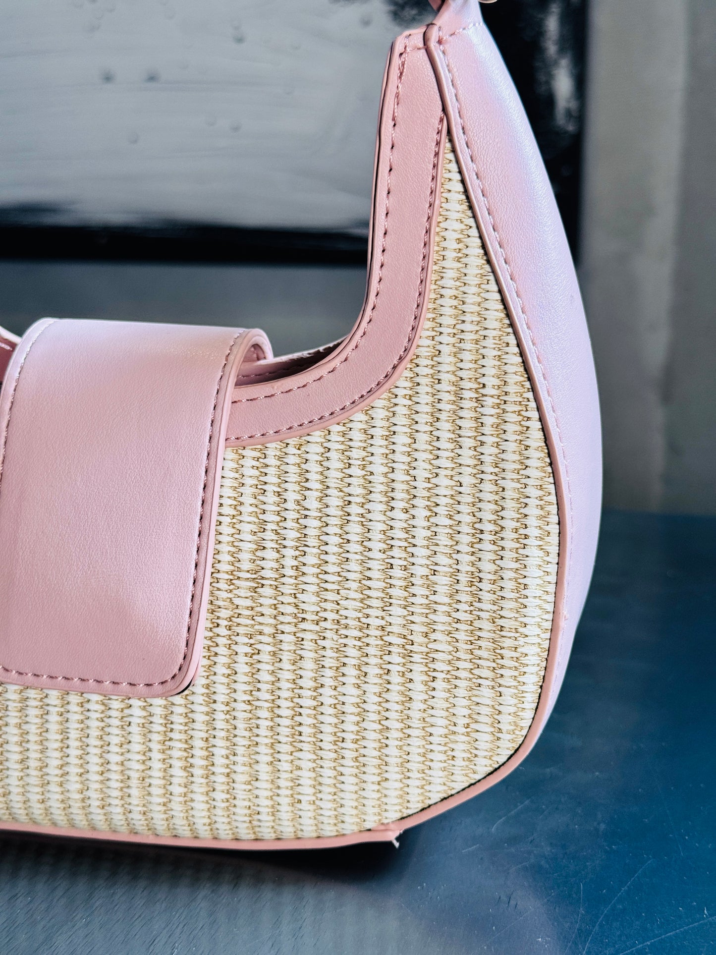 Borsa a spalla con inserto rosa e effetto rafia 275