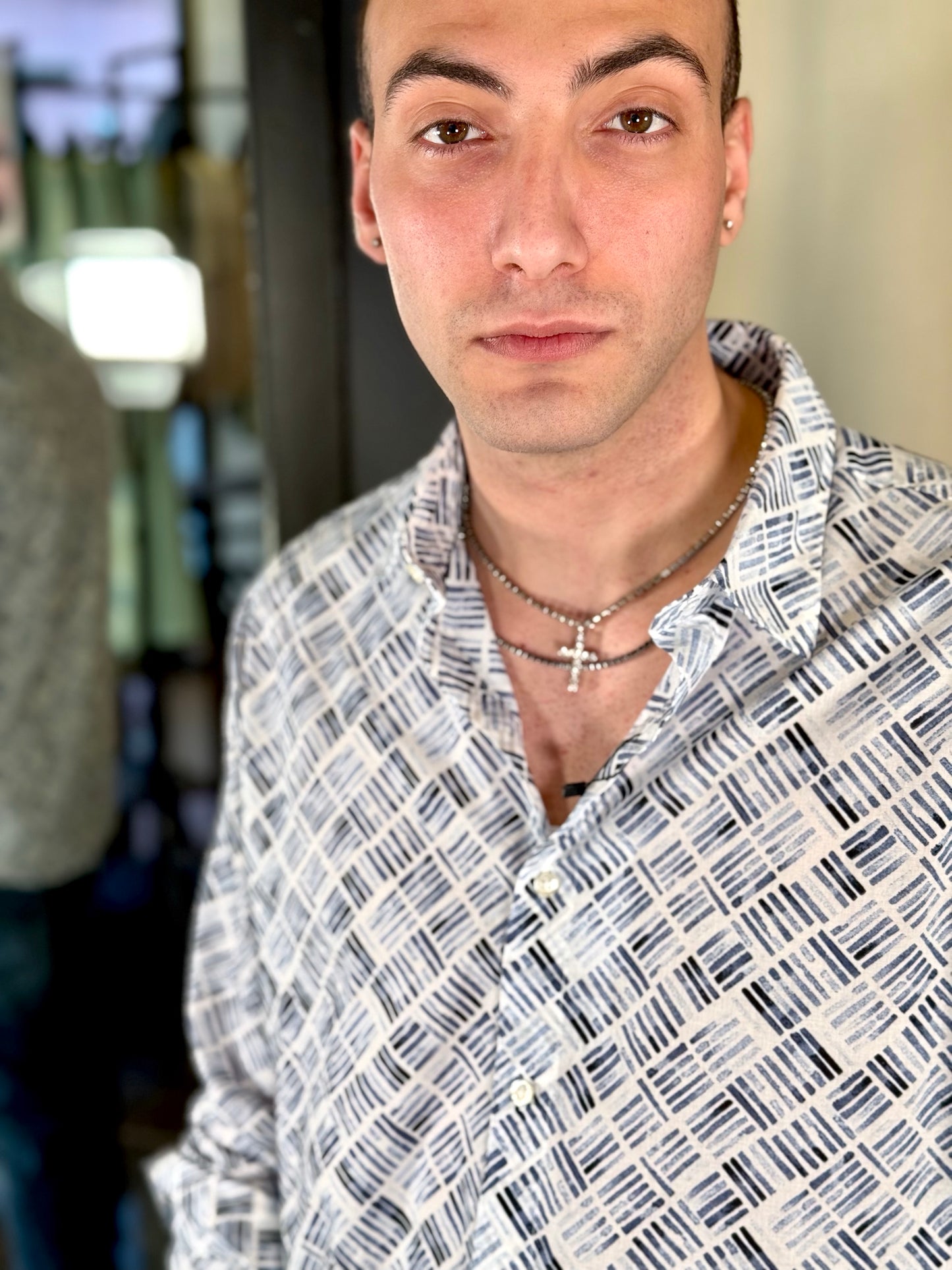 Camicia bianca in fantasia azzurra e blu 114