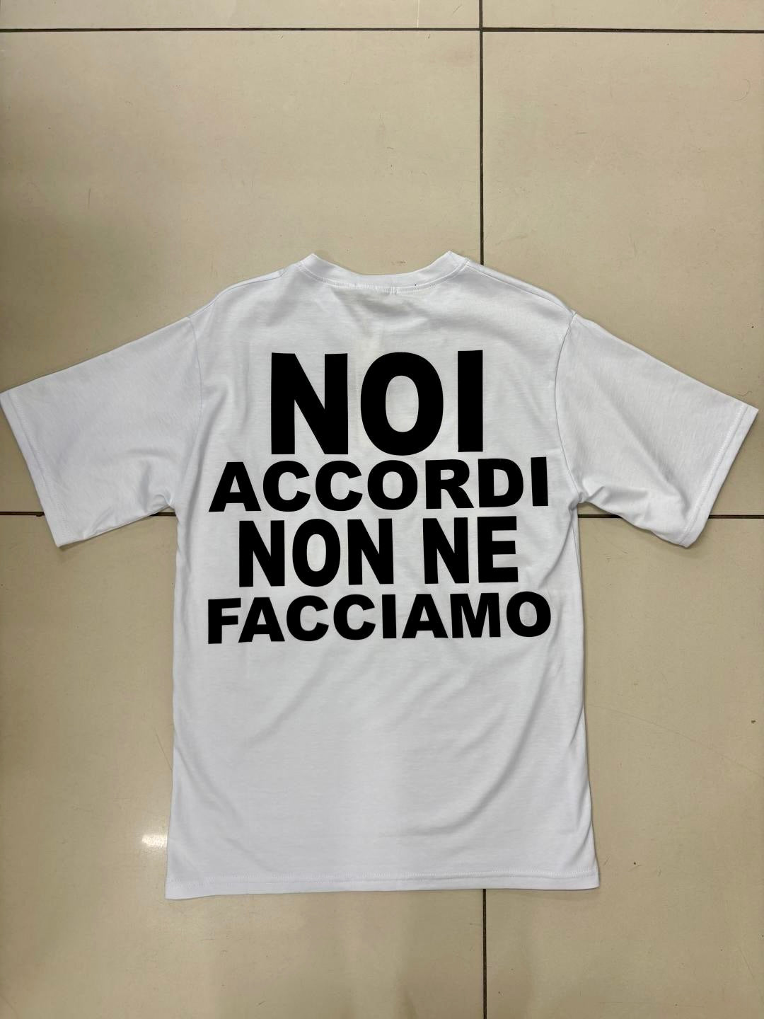 T-shirt bianca oversize con scritta dietro 2333