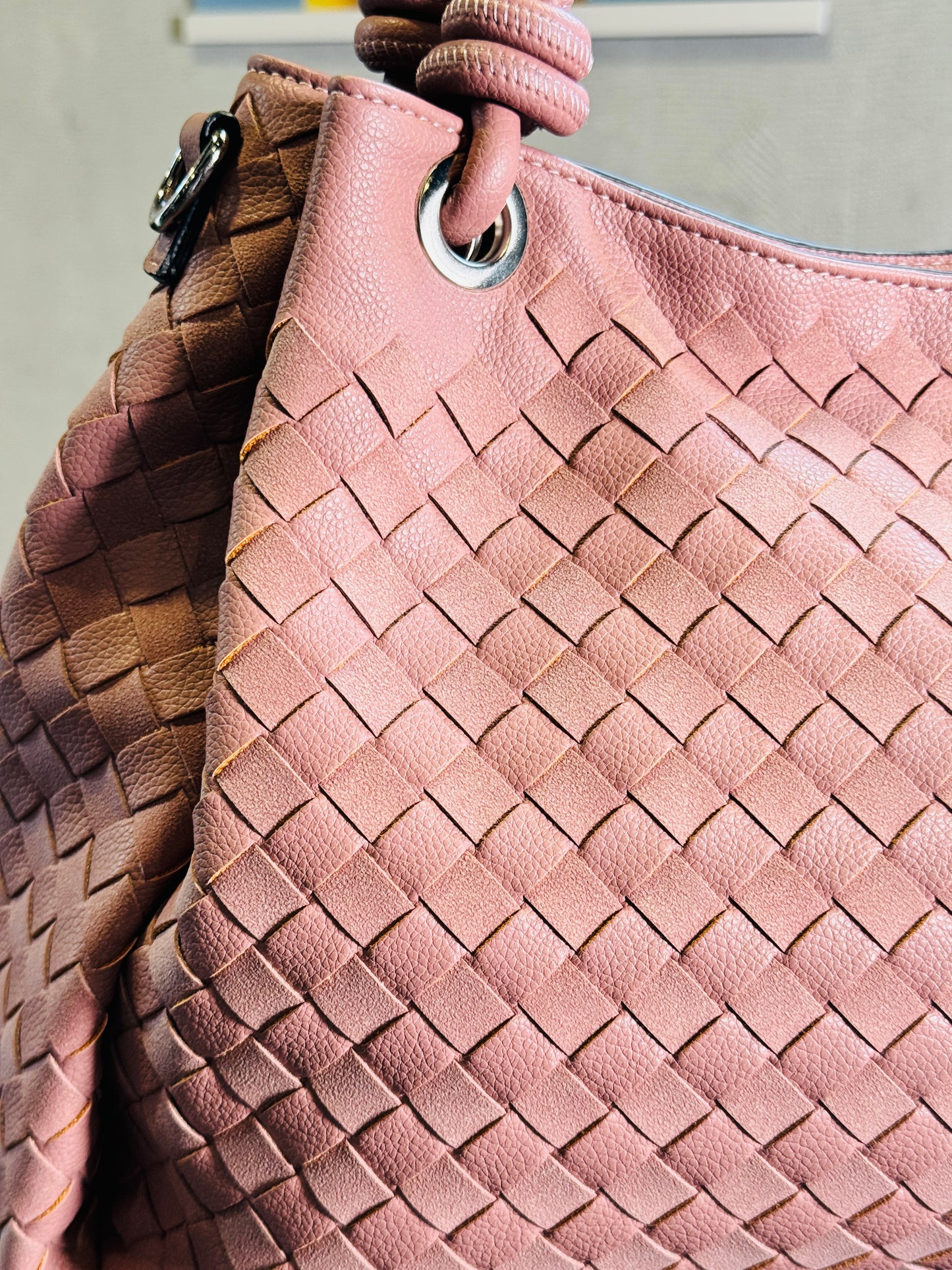 Borsa a spalla intrecciata rosa con tracolla all’interno 2371