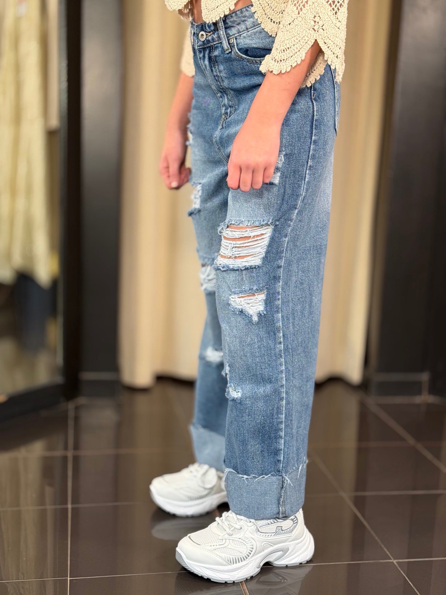 Jeans gamba larga con strappi e risvolto 361