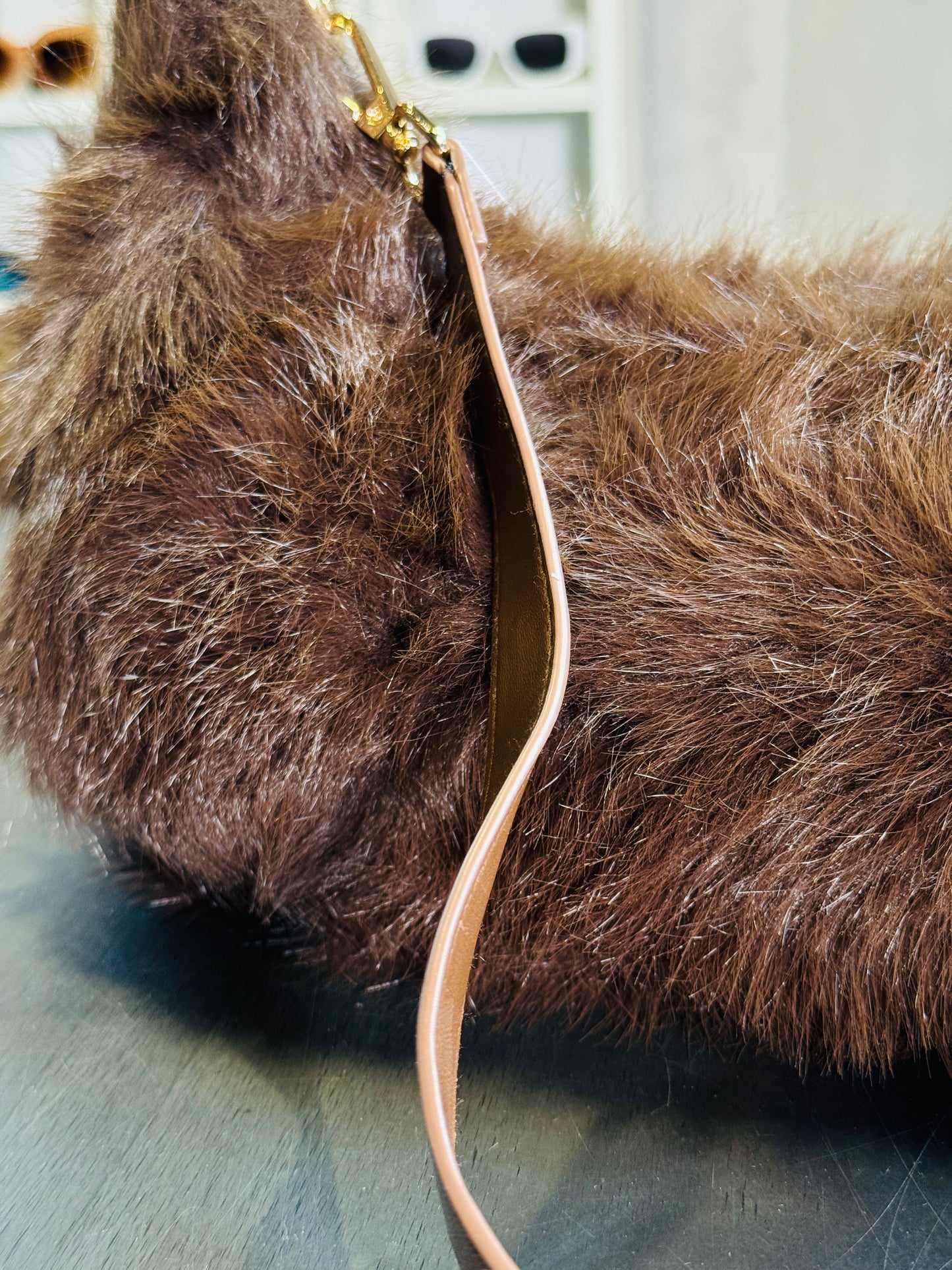 Mini bag a spalla peluche marrone con tracolla all’interno 2385