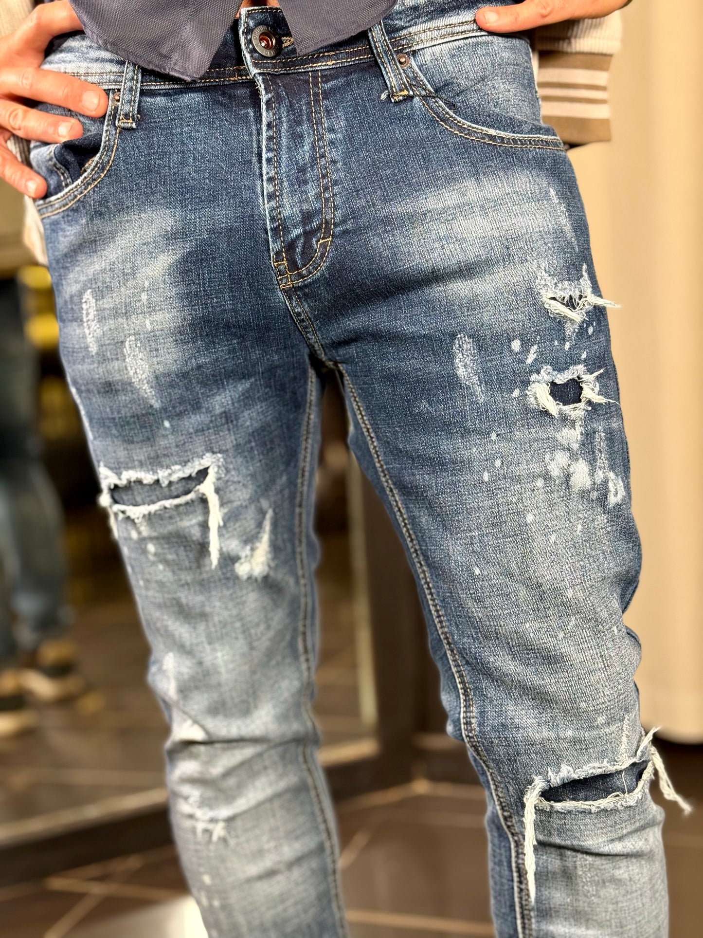 Jeans Slim con strappi 2297