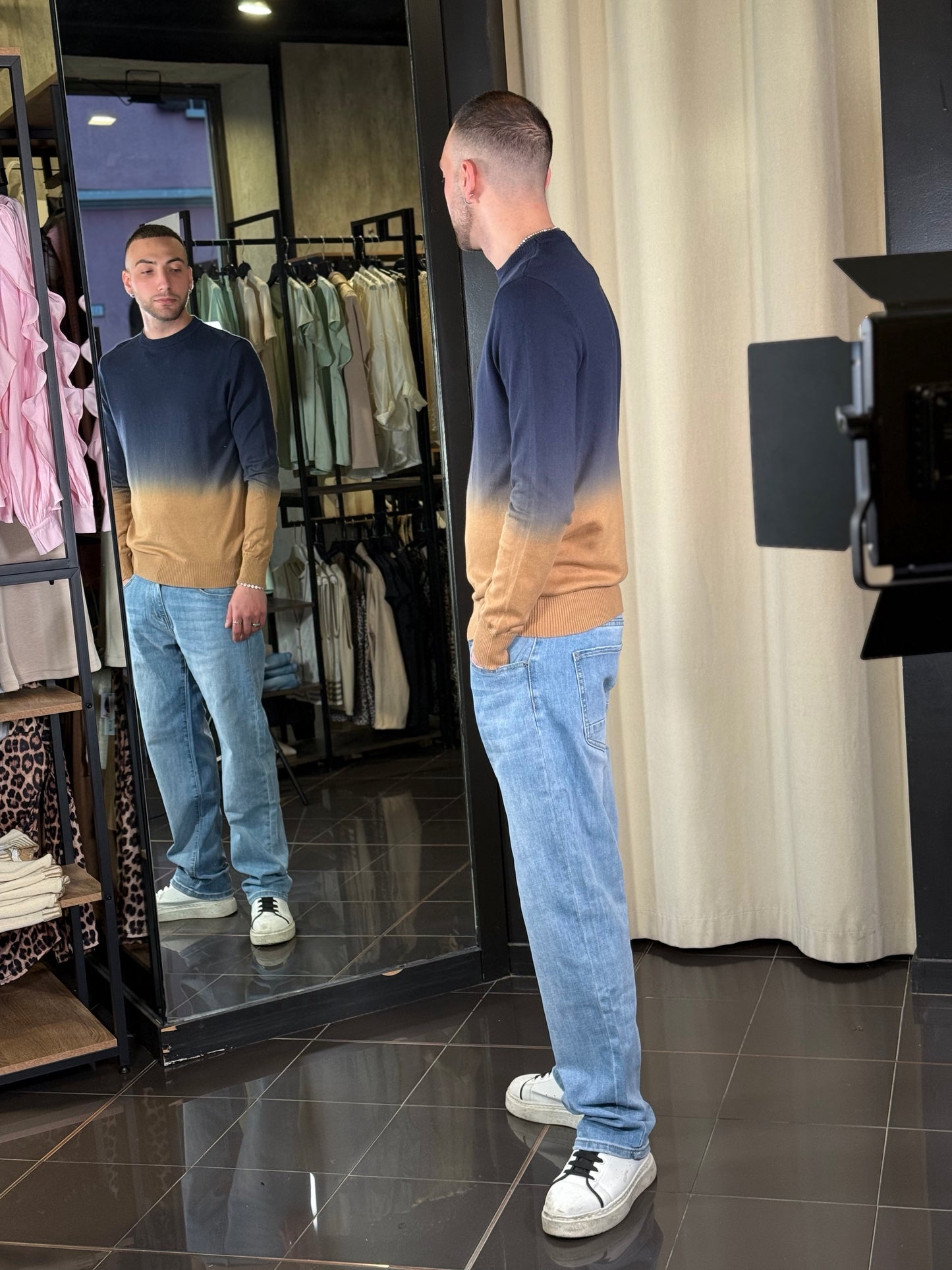 Maglioncino blu con sfumatura beige 381