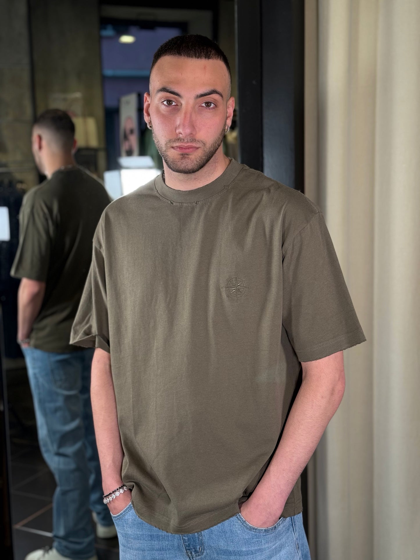 T-shirt verde militare oversize con bussola tono su tono 440