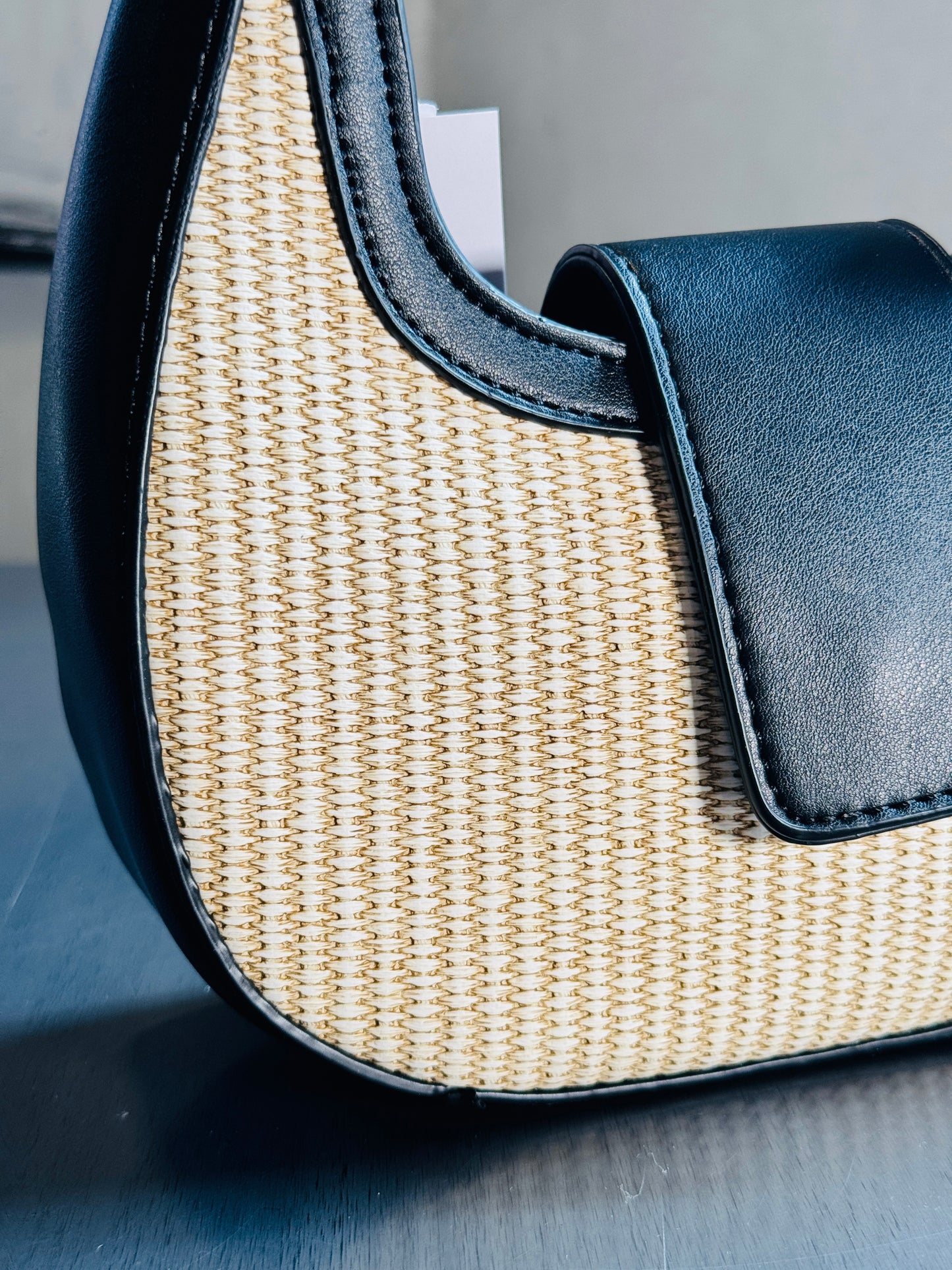 Borsa a spalla con inserto nero e effetto rafia 276