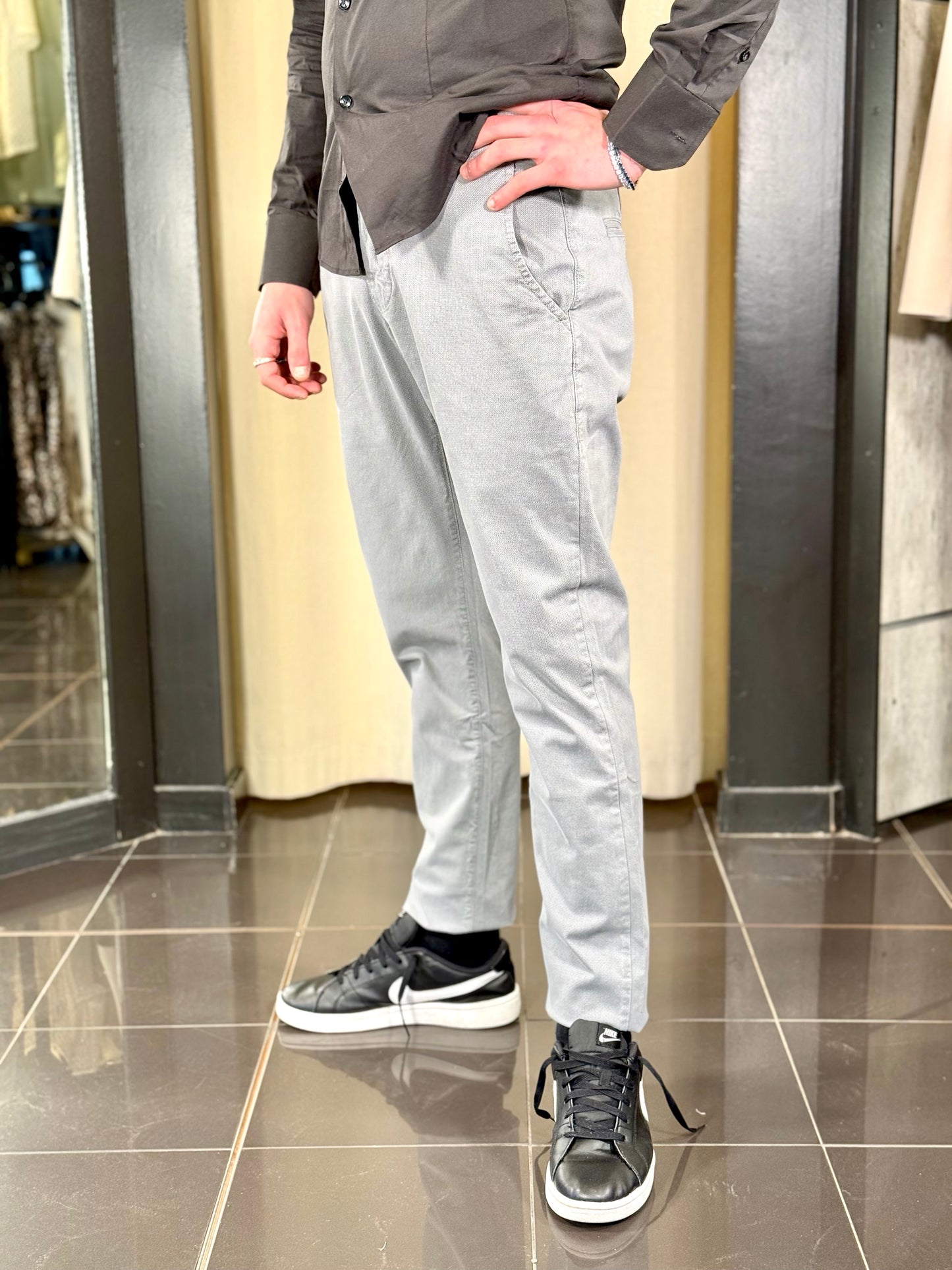 Pantalone grigio con microfantasia tono su tono 177