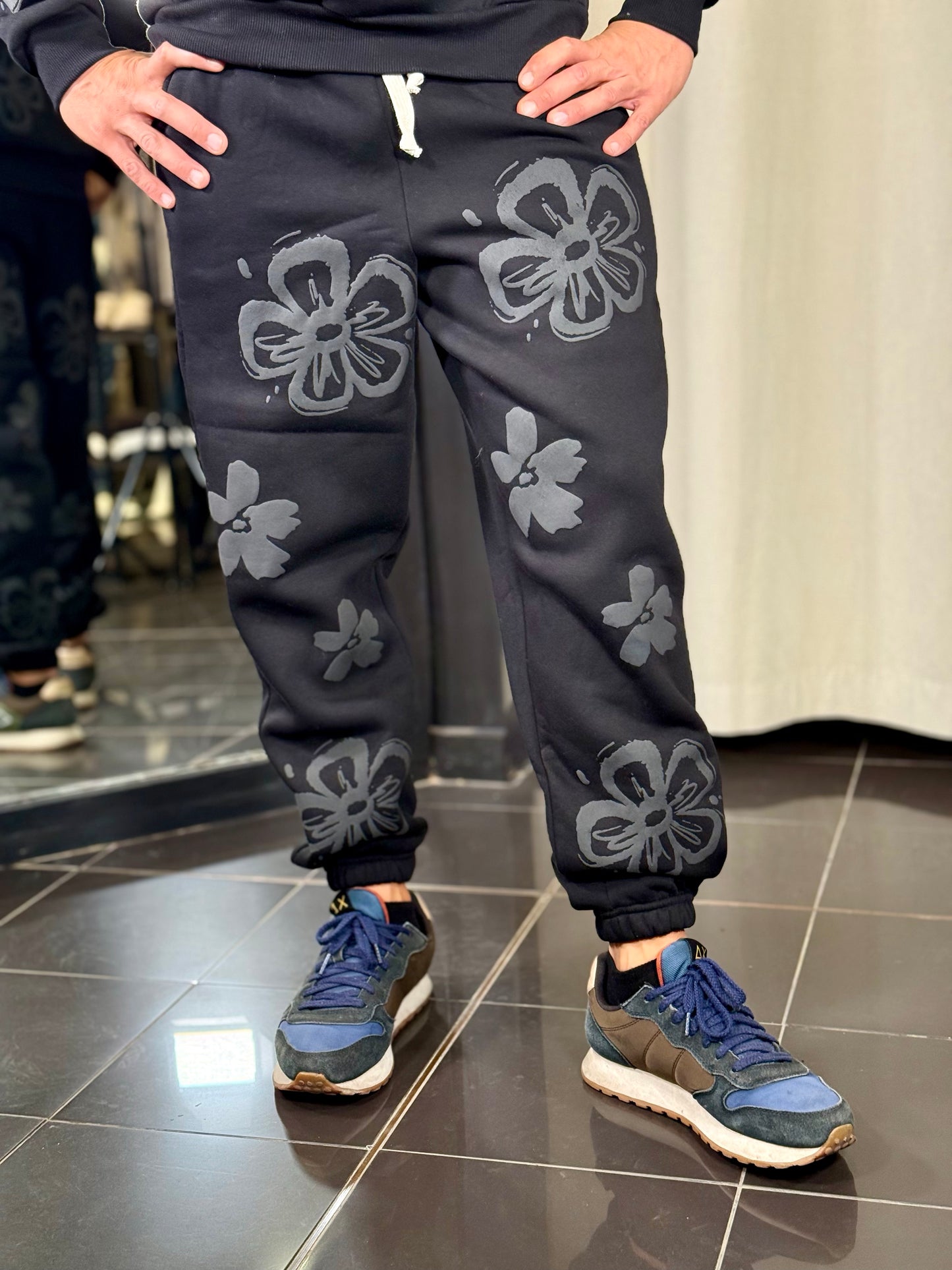 Pantalone tuta nero con fiori tono su tono 2117