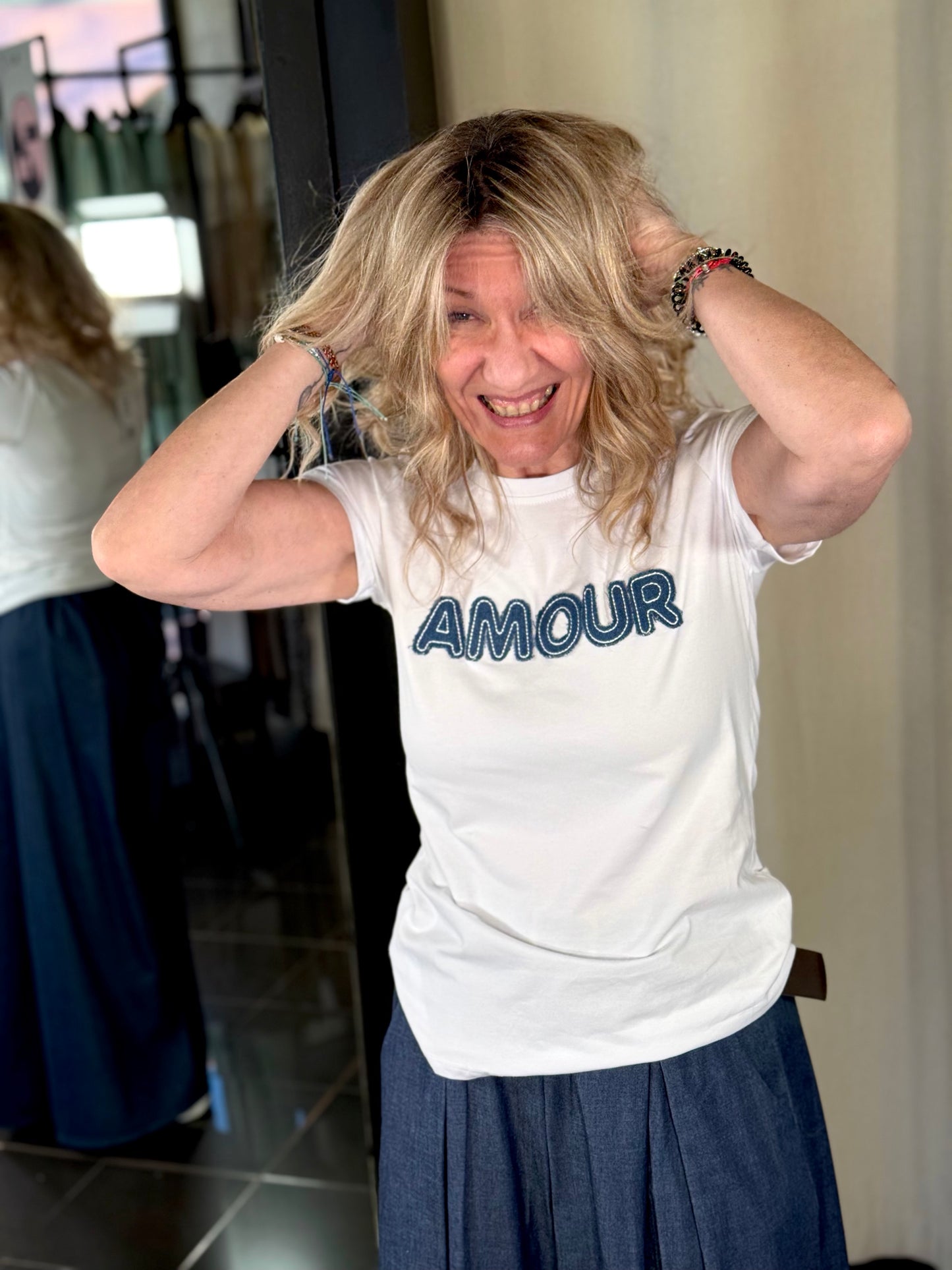 T-shirt con scritta amour ricamata in denim in taglia unica 063