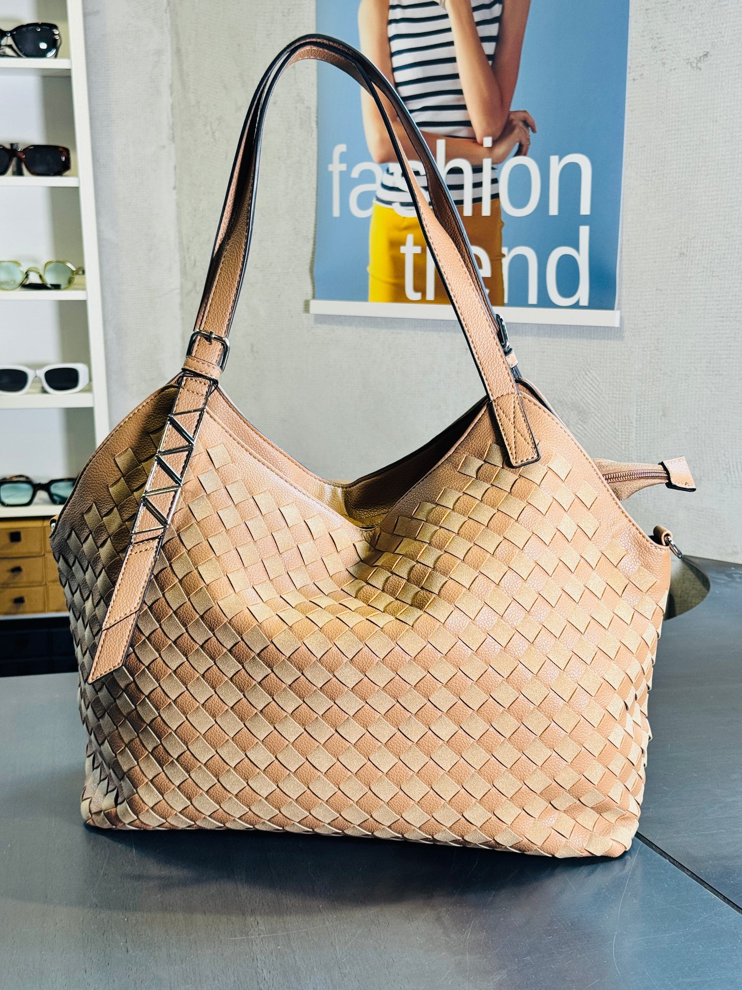 Borsa in similpelle a spalla intrecciata beige con tracolla all’interno 2390