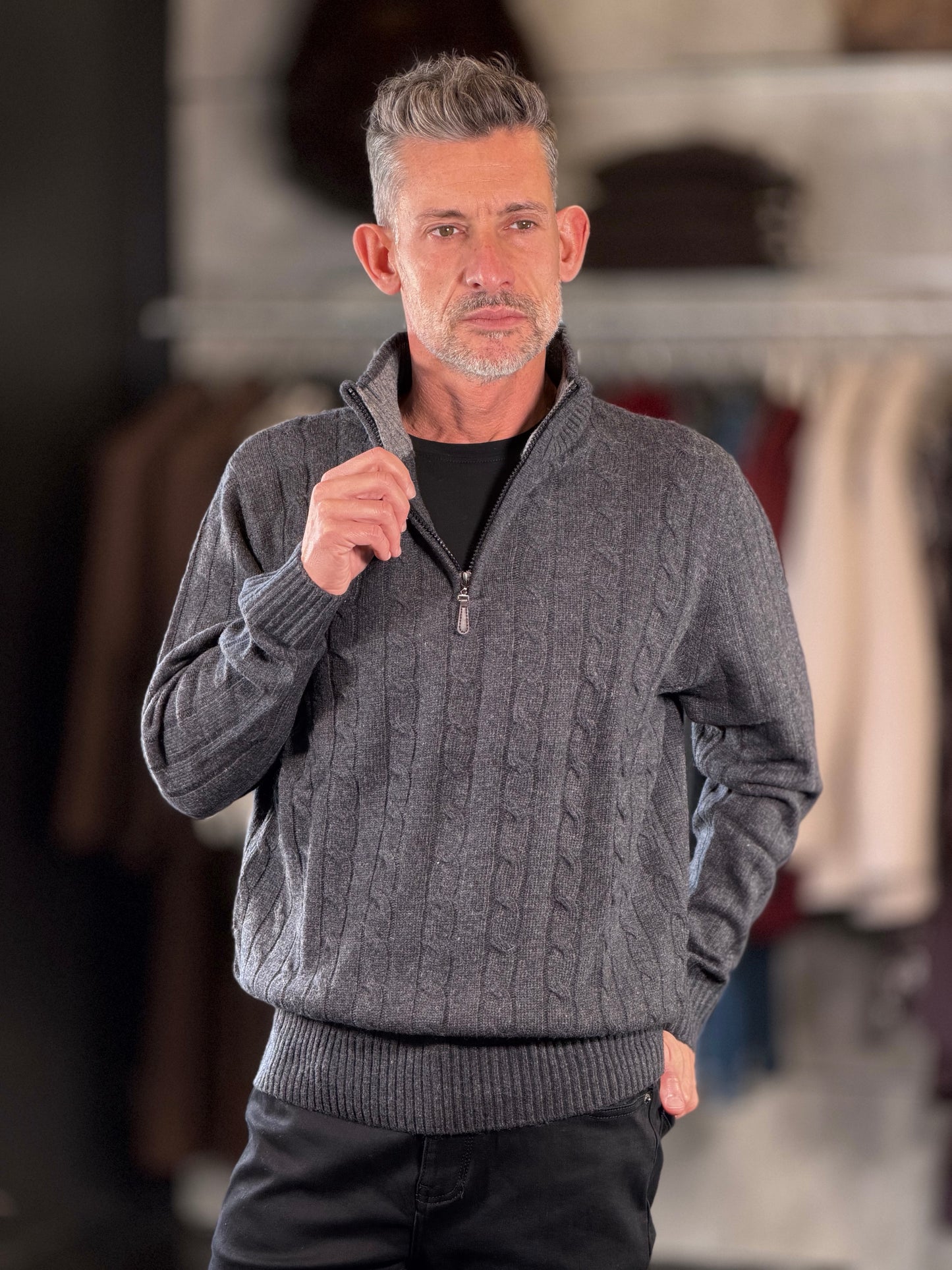 Maglione grigio antracite con trecce e zip 2595