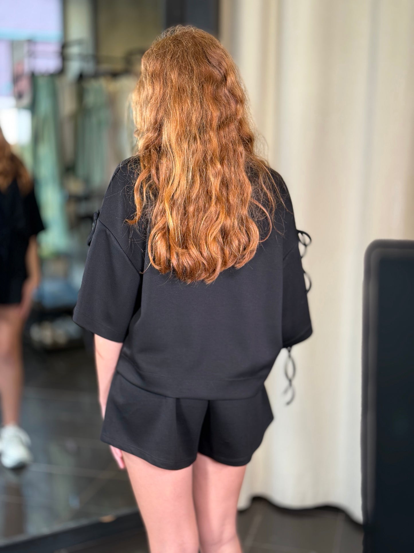 T-shirt nera oversize con laccetti in taglia unica 475