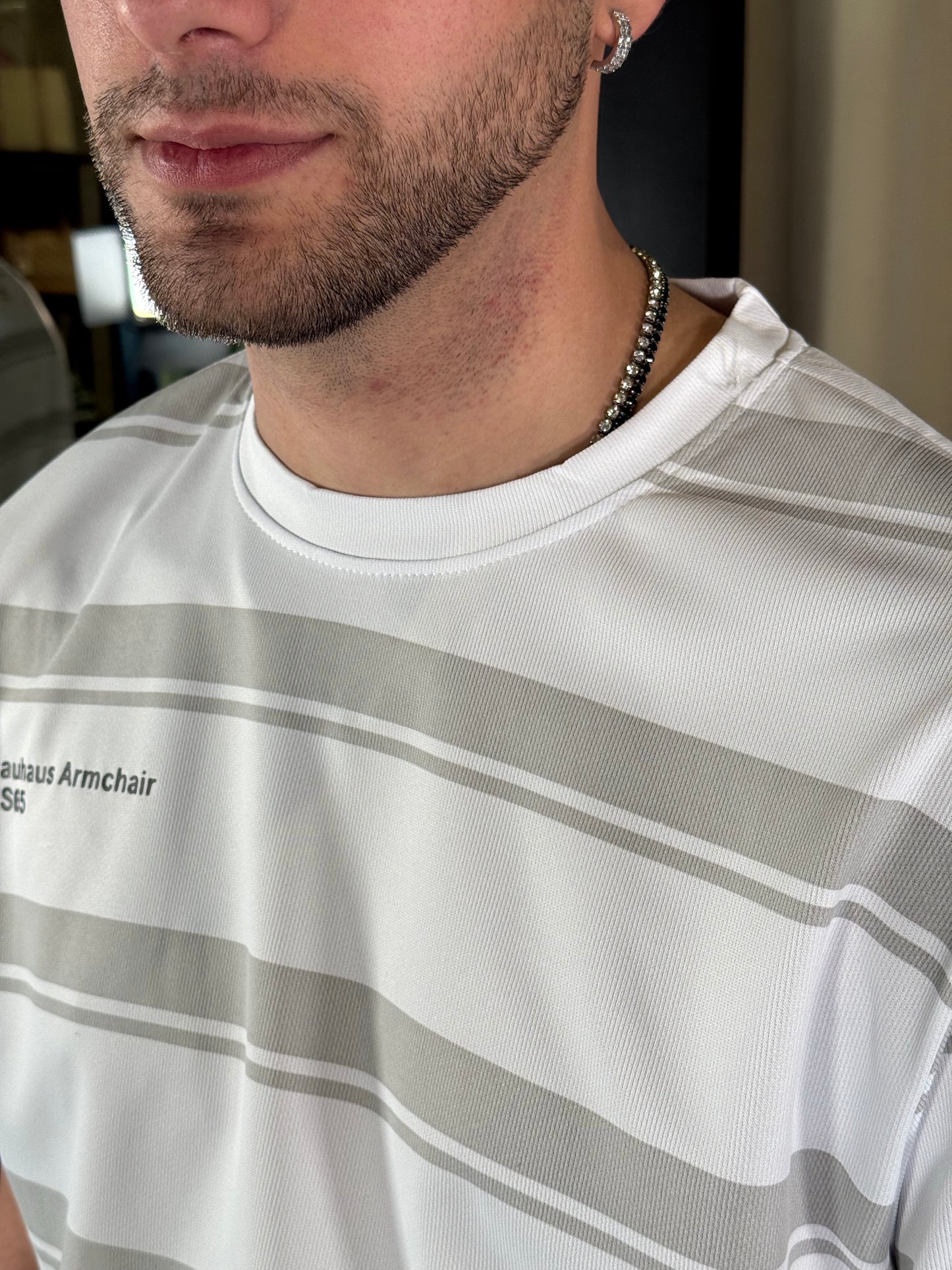 T-shirt a righe grigie con scritte 398