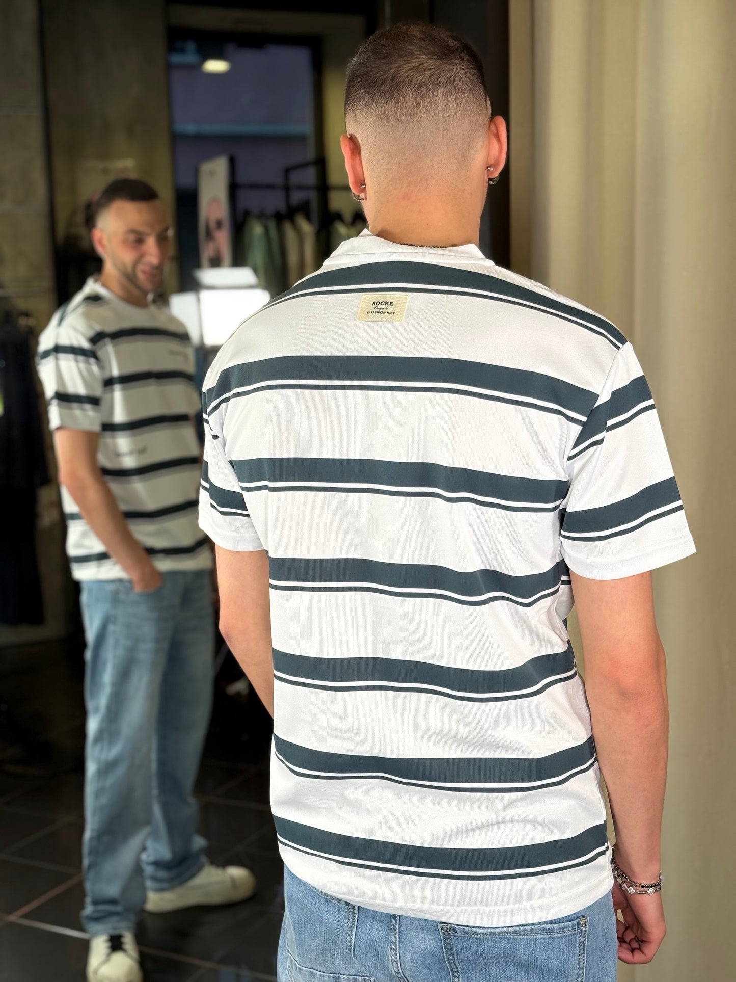T-shirt a righe nere con scritte 400