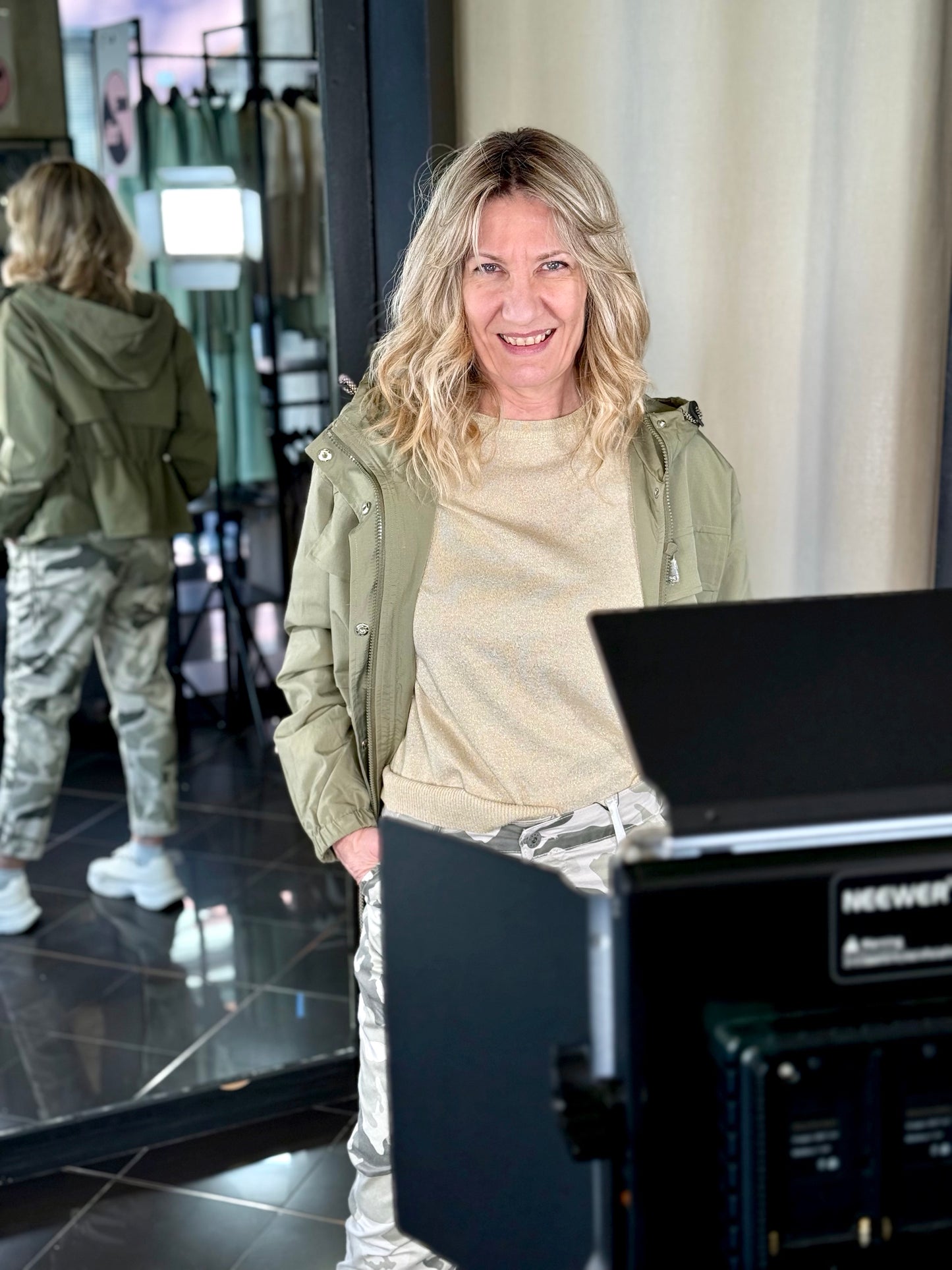 Giubbino in nylon oversize con coulisse in vita verde militare 007