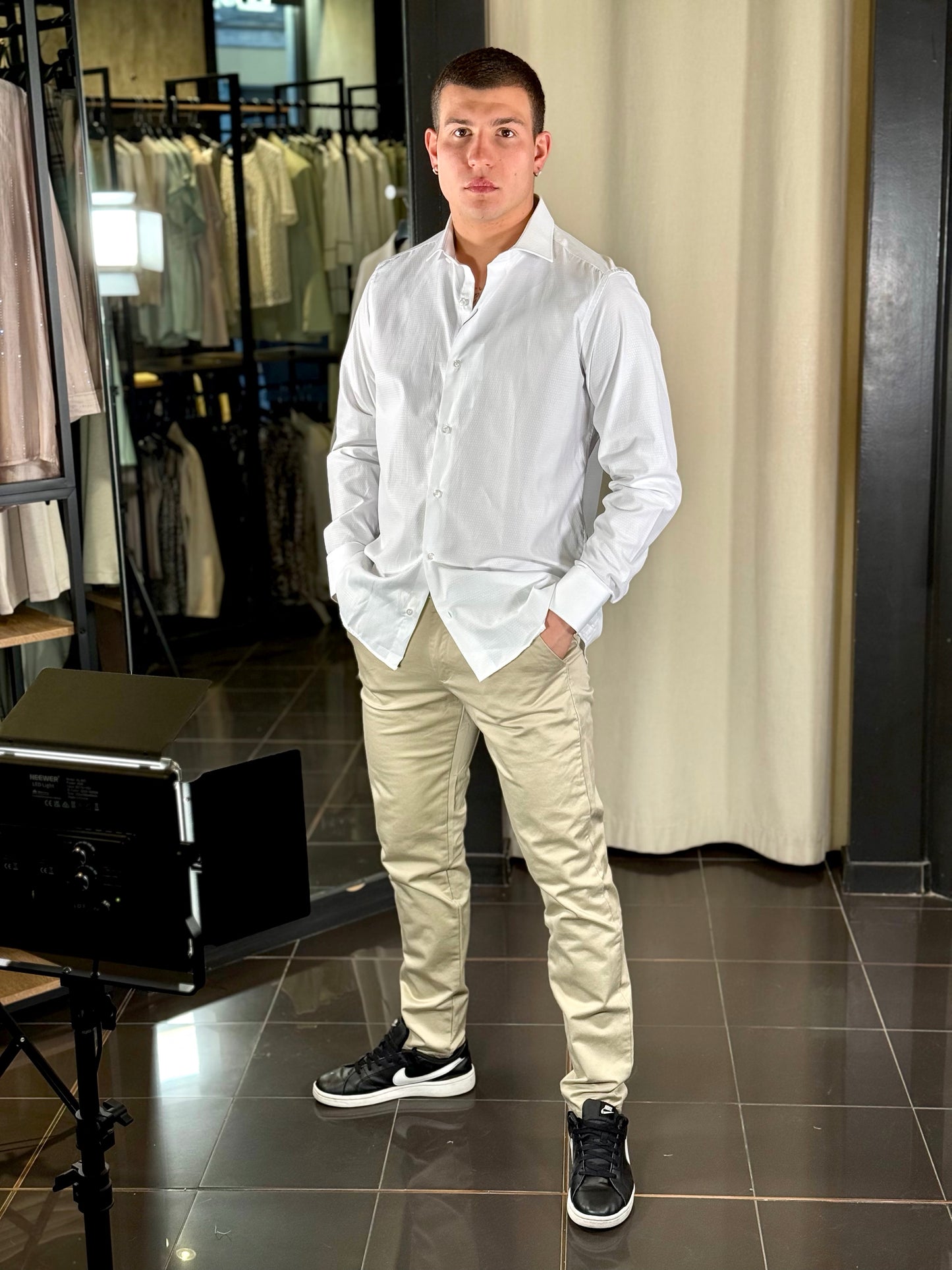 Camicia bianca con ricamo tono su tono 169