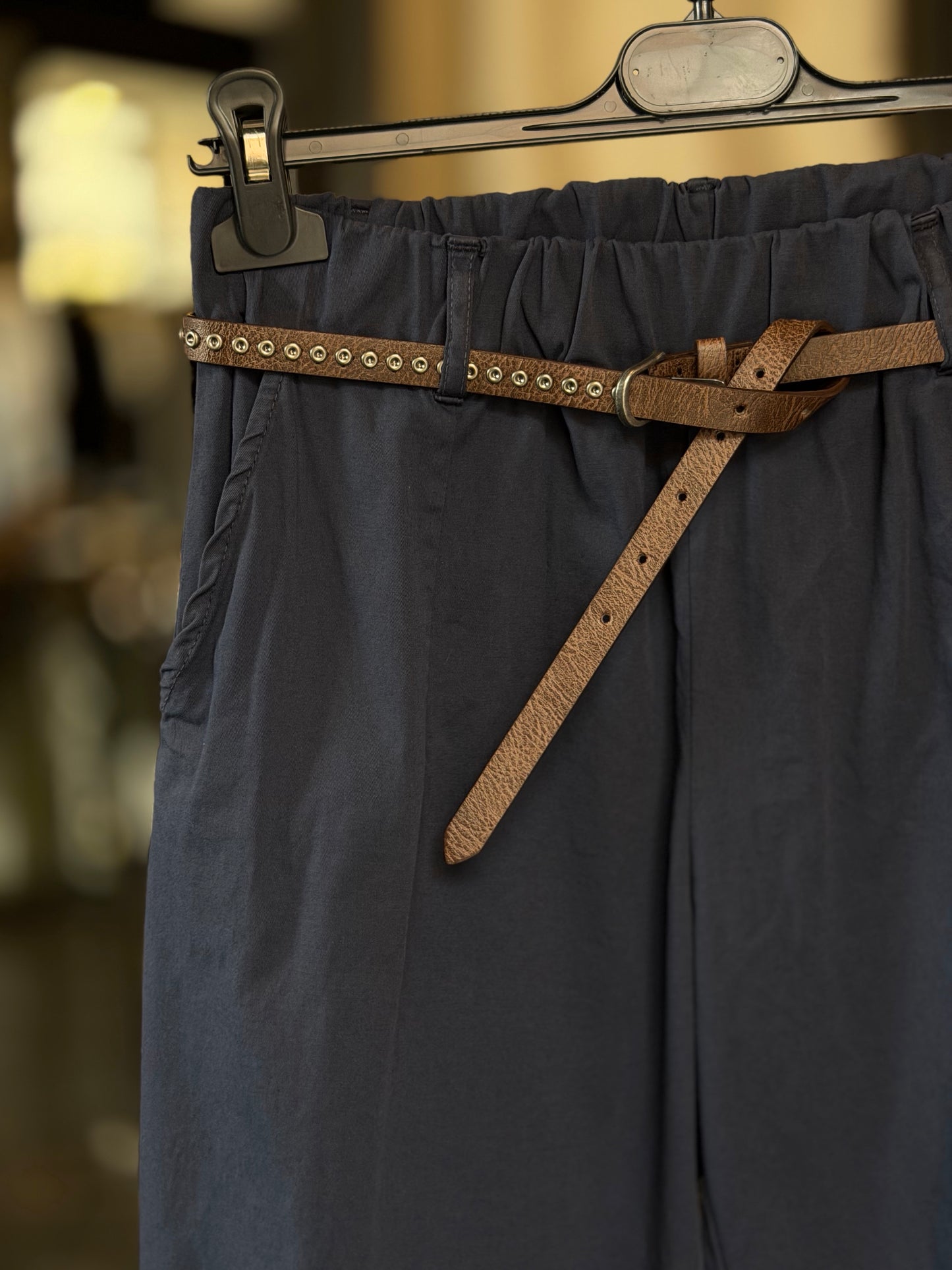 Pantalone blu con coulisse in vita e cintura 2535