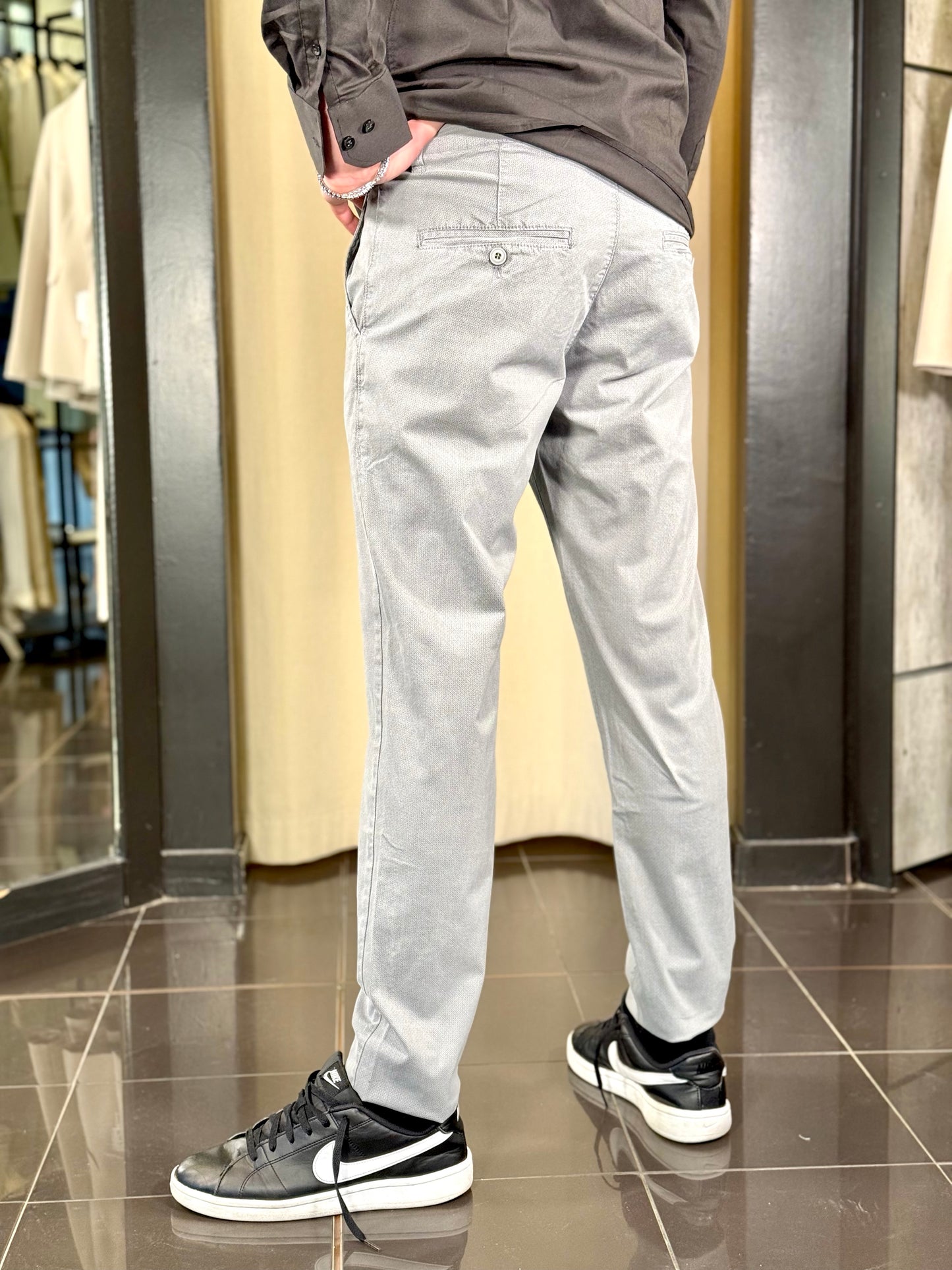 Pantalone grigio con microfantasia tono su tono 177