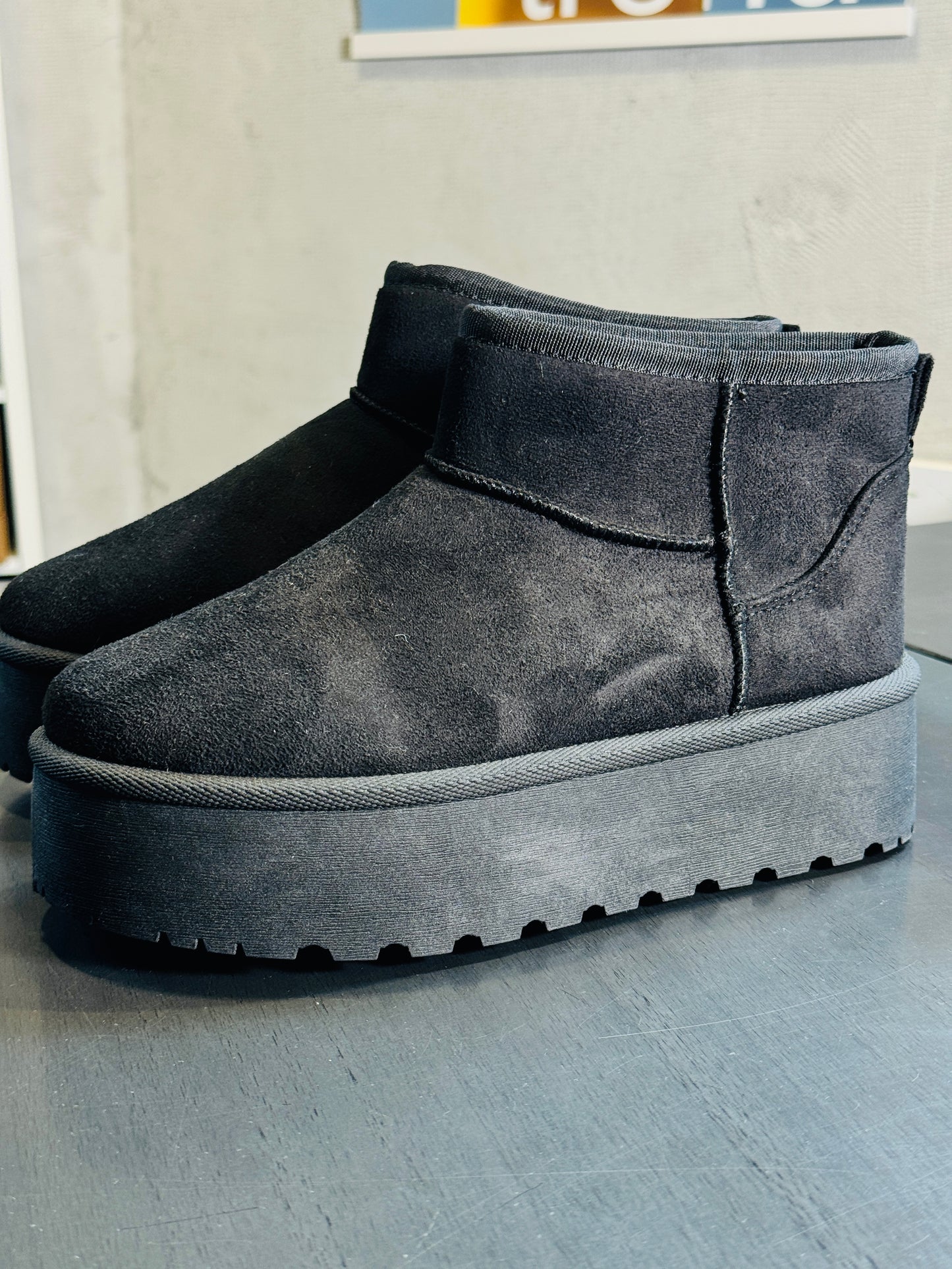 Boots in suede nero con eco pelliccia all’interno e platform 2212