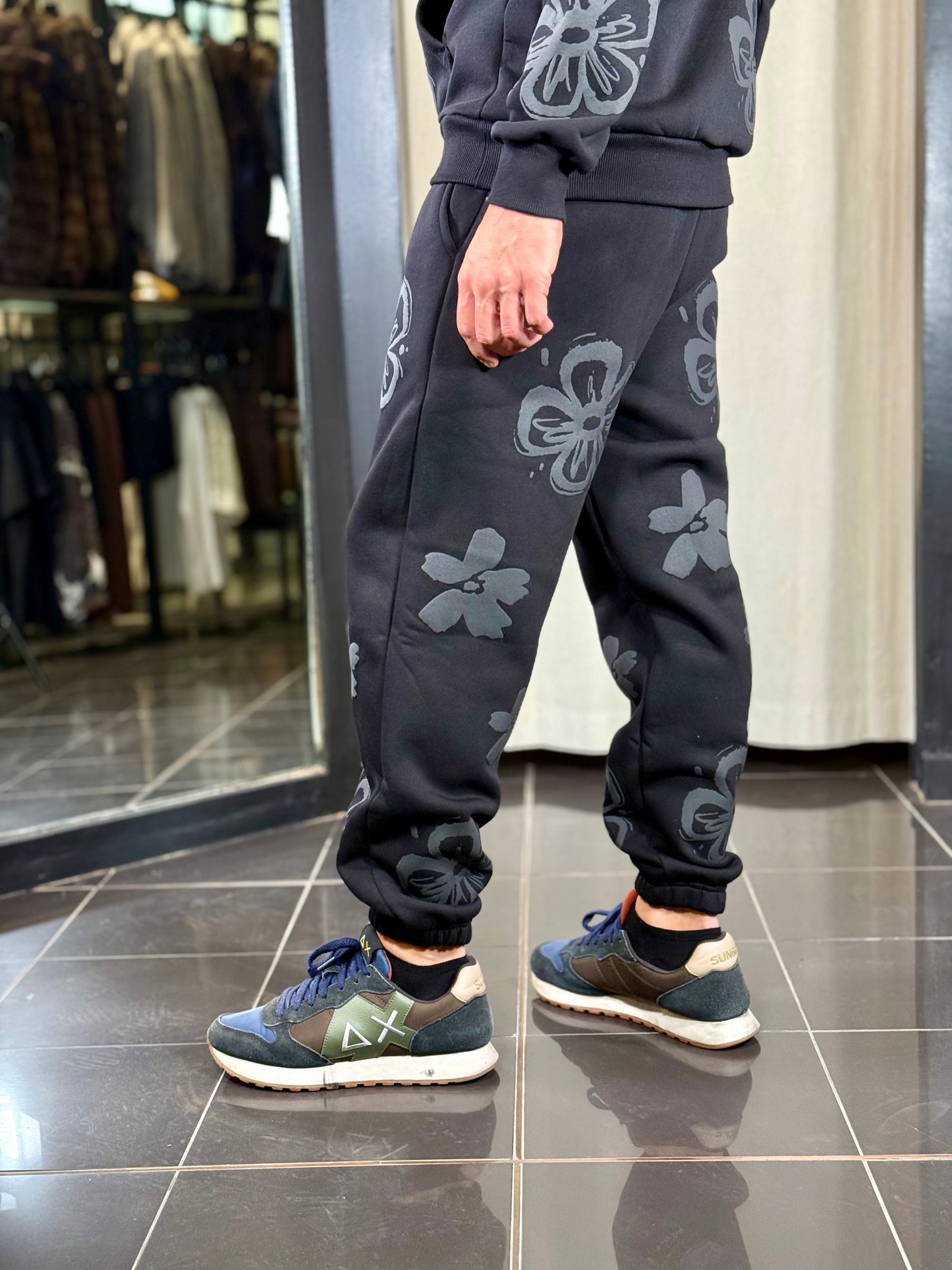 Pantalone tuta nero con fiori tono su tono 2117