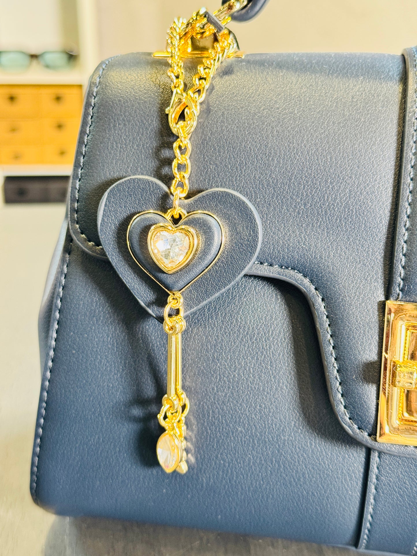 Mini bag blu con tracolla all’interno e portachiavi 2364