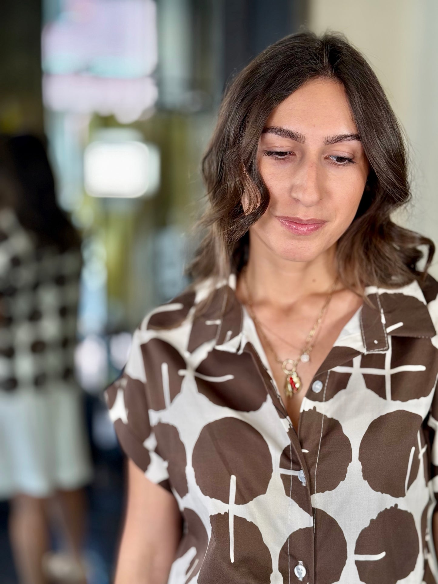 Camicia con laccio sul fianco a pois grandi marroni in taglia unica 735