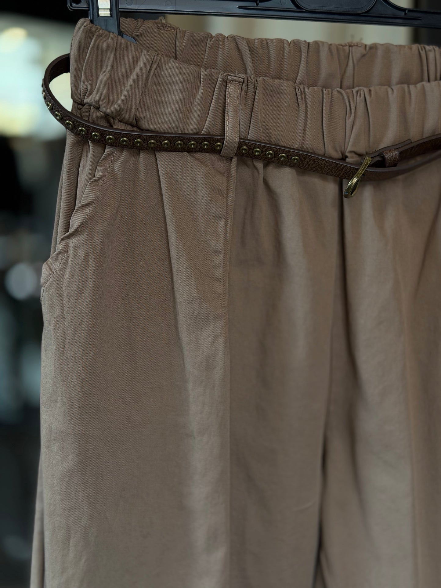 Pantalone beige con coulisse in vita e cintura 2534