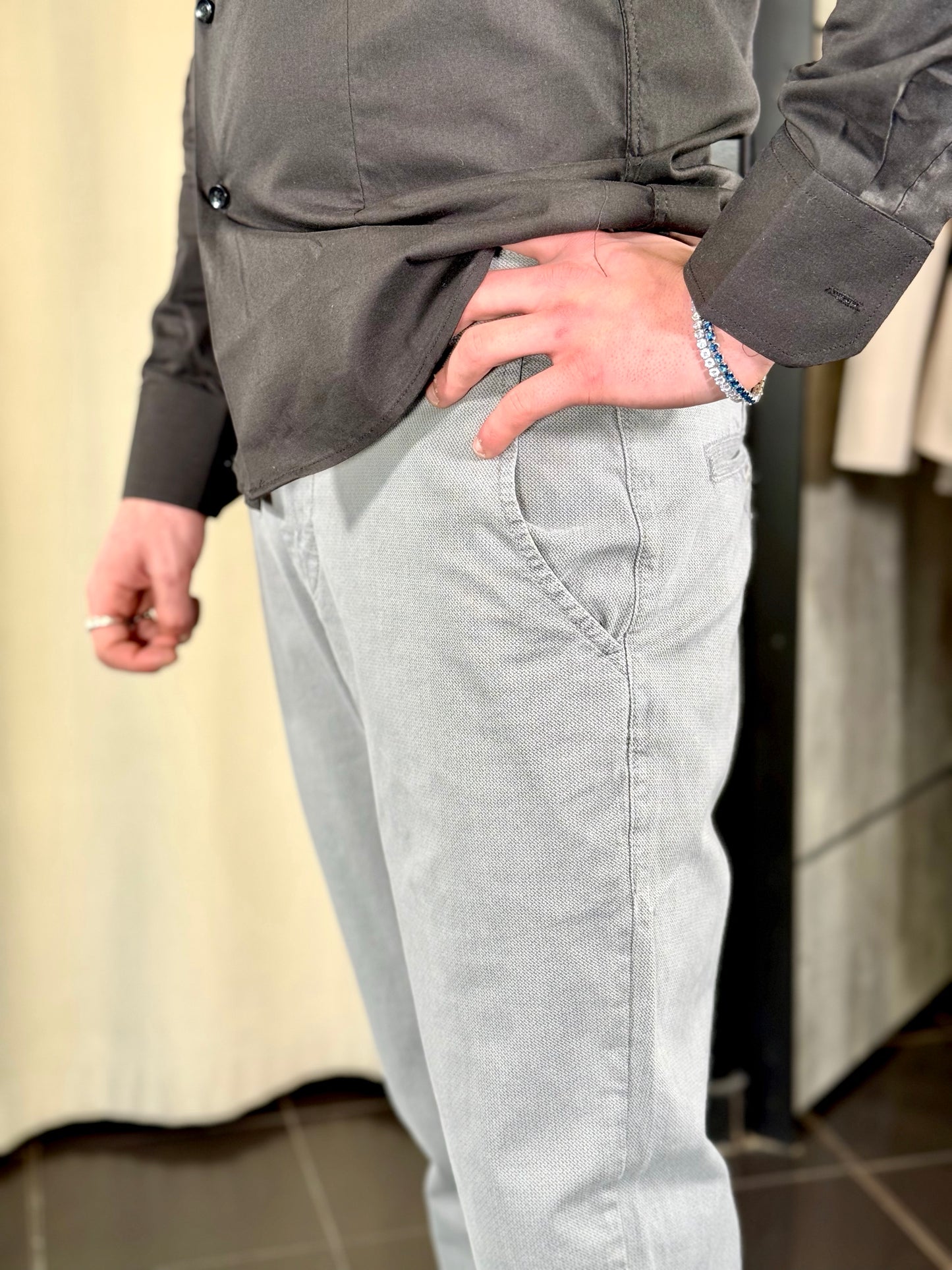 Pantalone grigio con microfantasia tono su tono 177