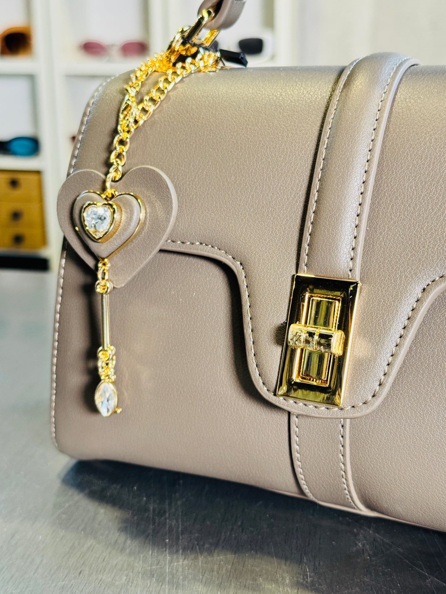 Mini bag taupe con tracolla all’interno e portachiavi 2393