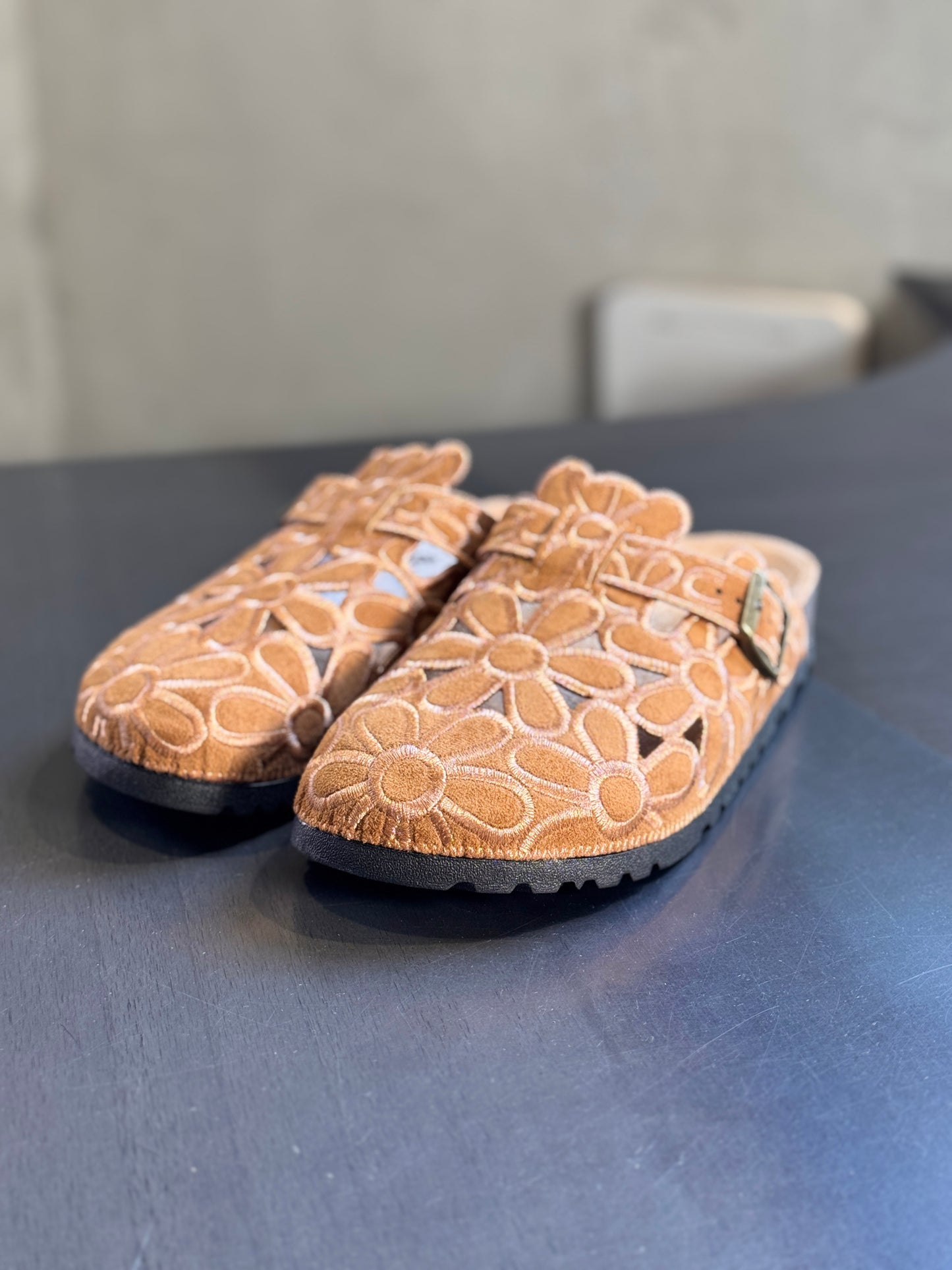 Ciabatta con fibbia e fiori beige 2498
