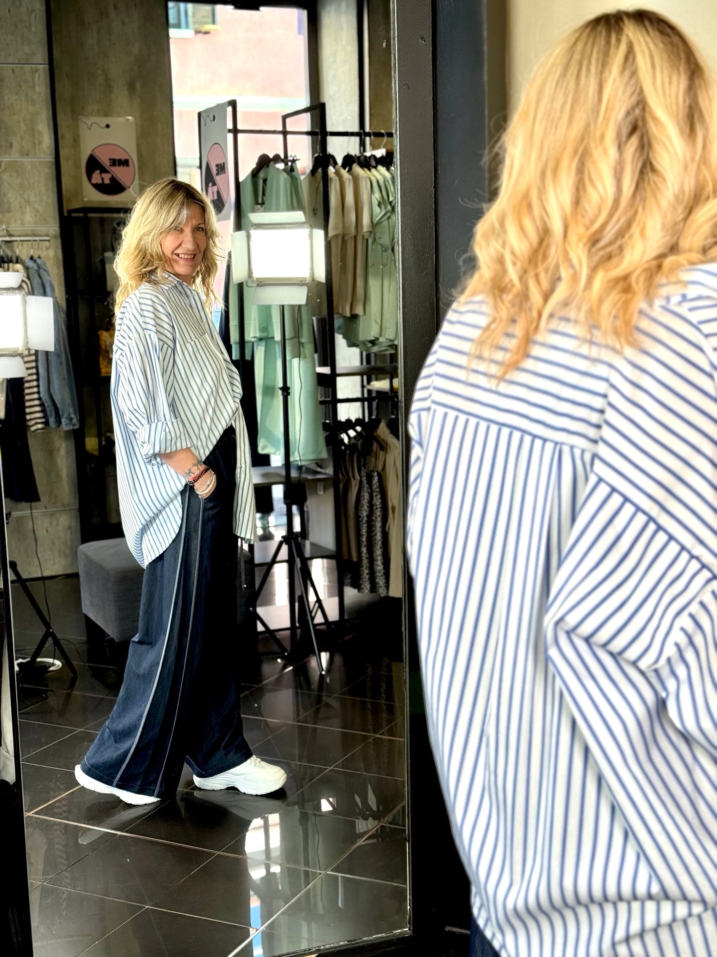 Camicia oversize bianca a righe azzurre in taglia unica 032