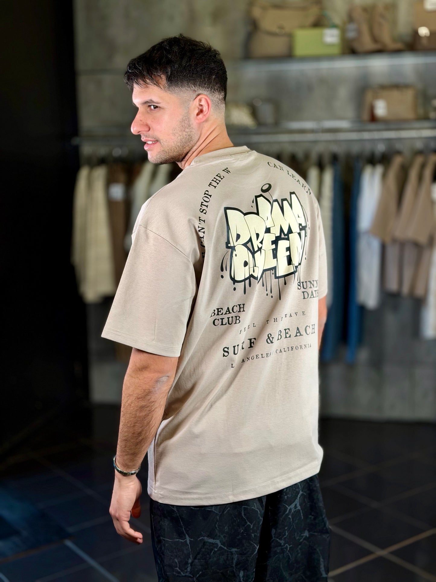 T-shirt oversize beige con scritta e stampa dietro 2106
