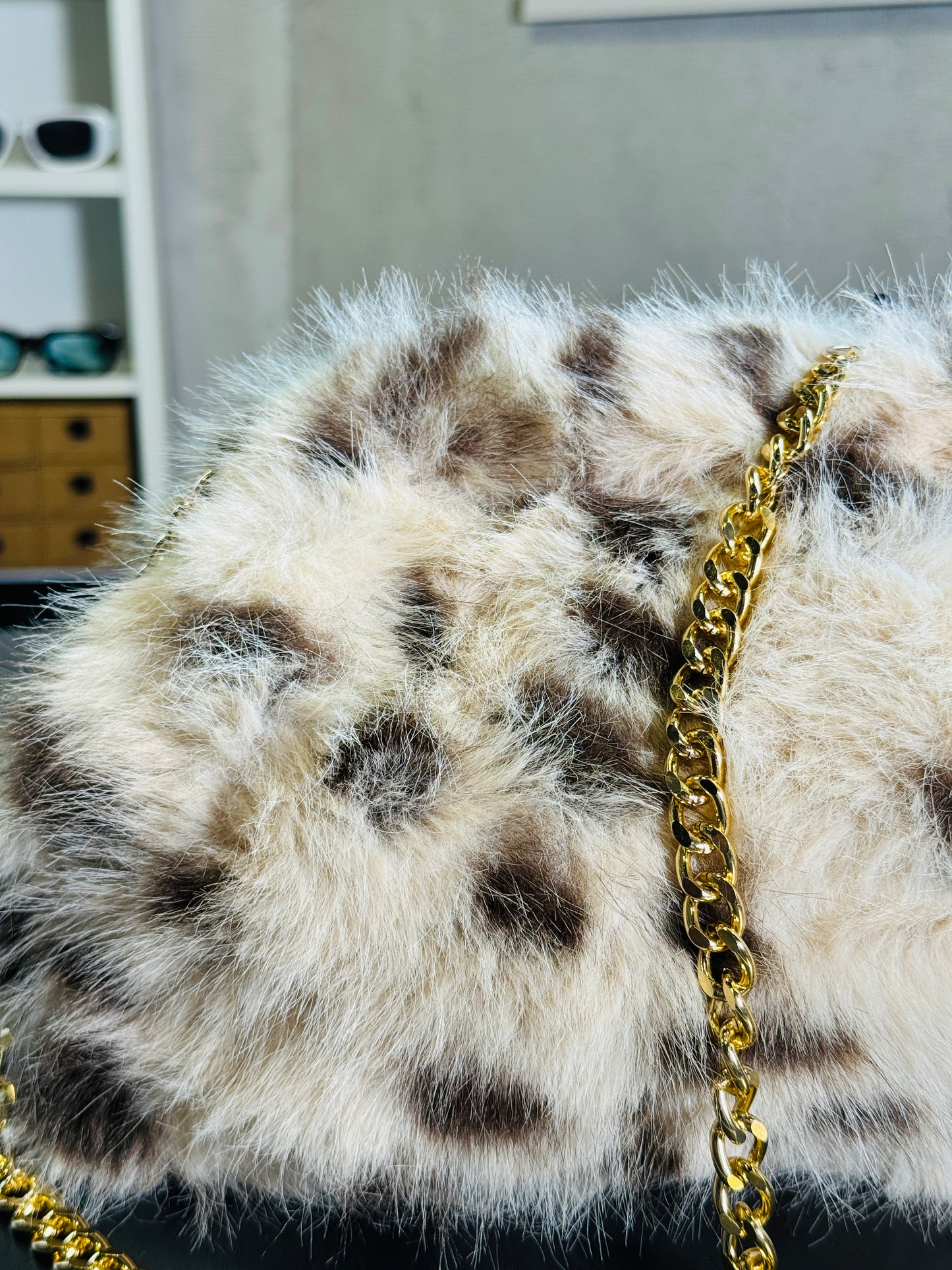 Clutch peluche animalier panna con tracolla in catena oro 2374