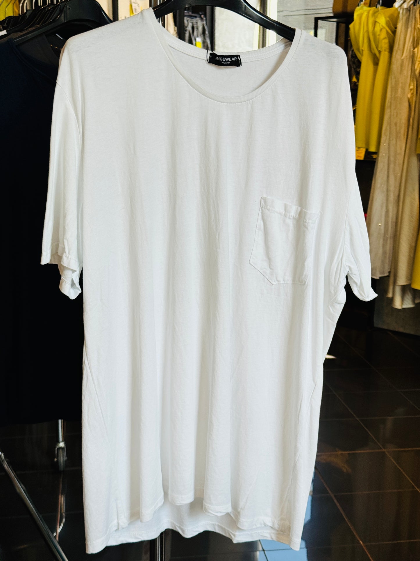 T-shirt bianca con taschino