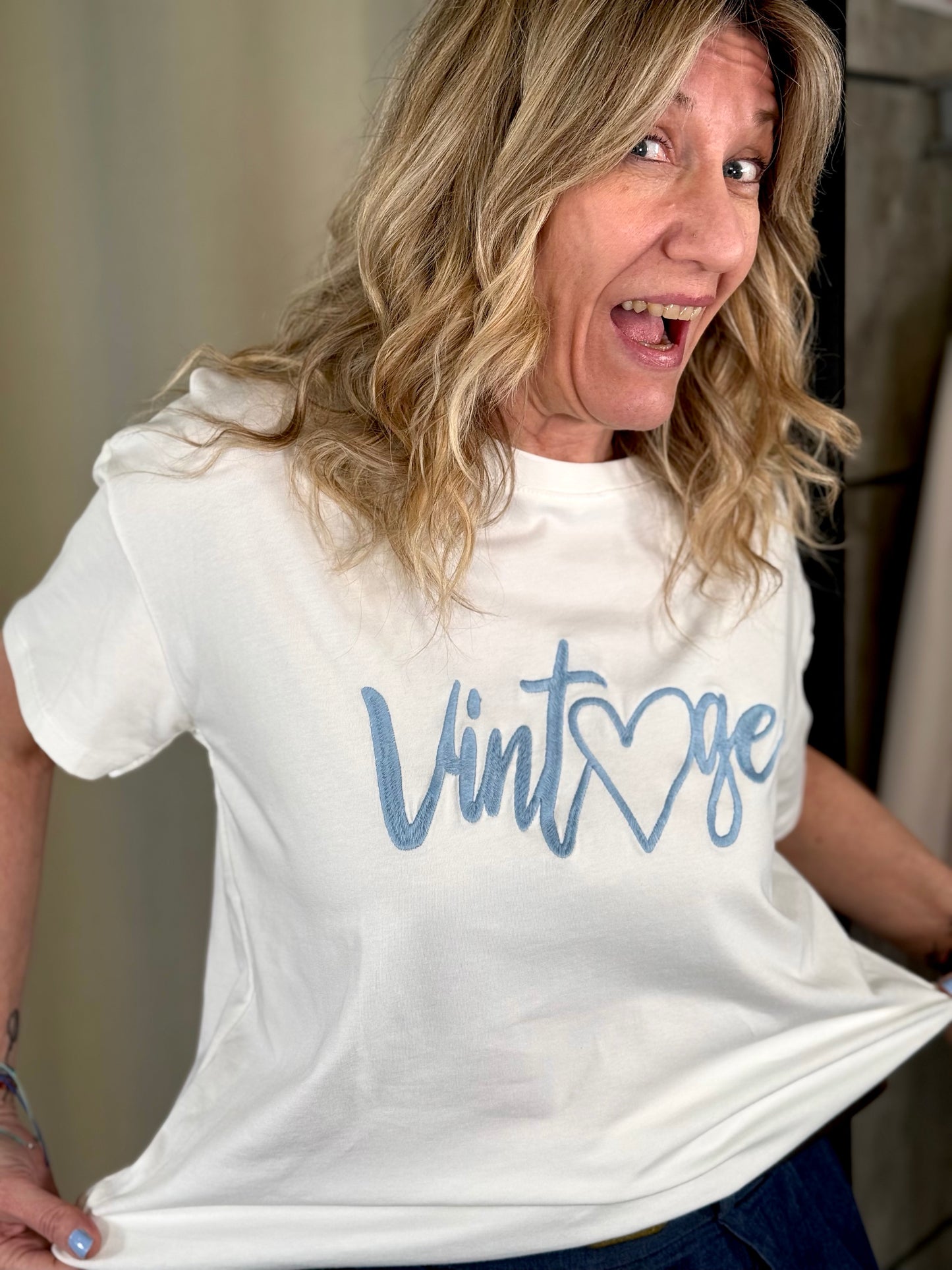 T-shirt con scritta vintage ricamata in azzurro in taglia unica 061