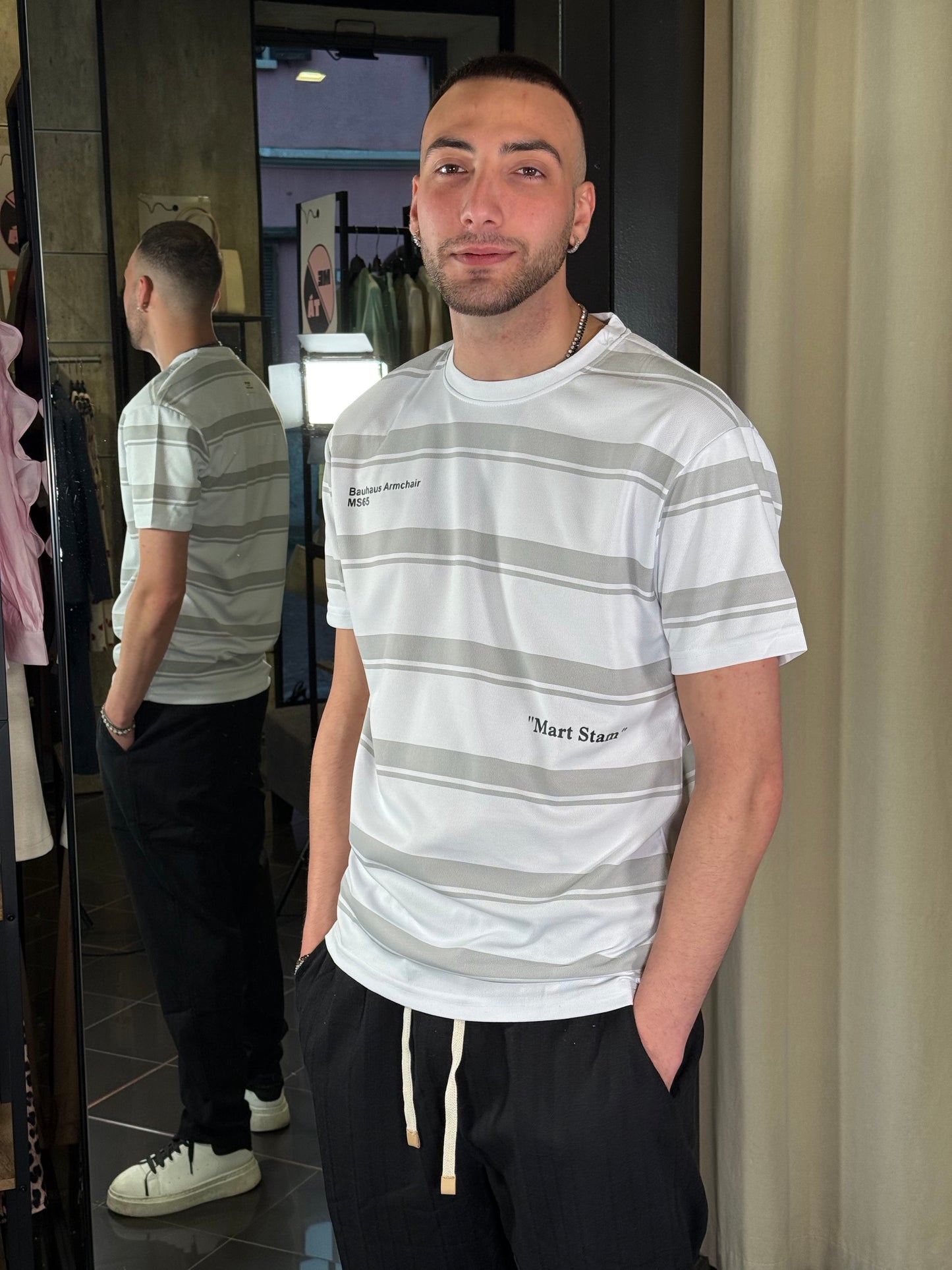 T-shirt a righe grigie con scritte 398